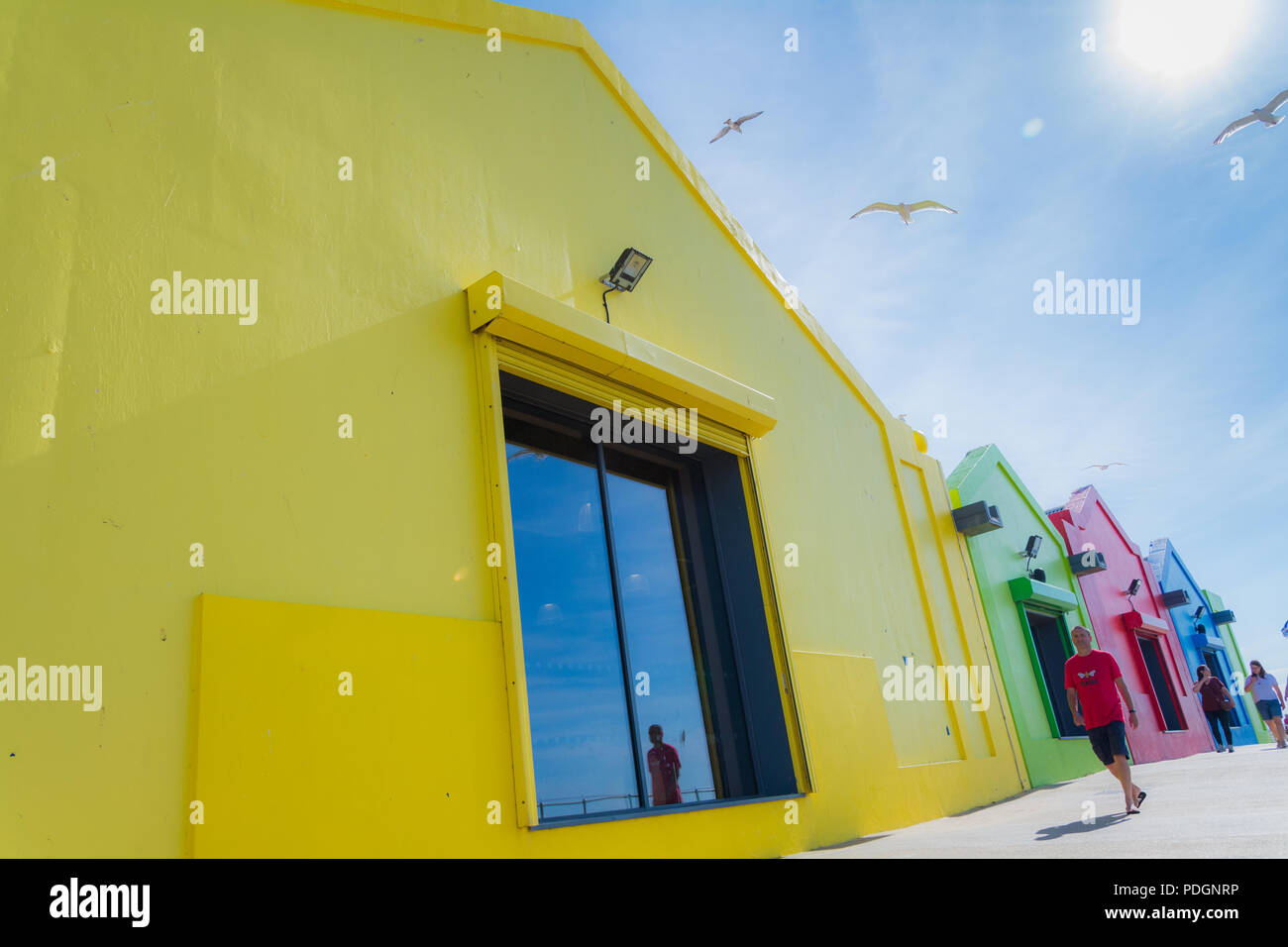 Les installations colorées le long de la promenade de la plage centrale de Prestatyn, Nord du Pays de Galles, Royaume-Uni. Prises au cours de l'été 2018, canicule. Bon pour le tourisme sujets Banque D'Images