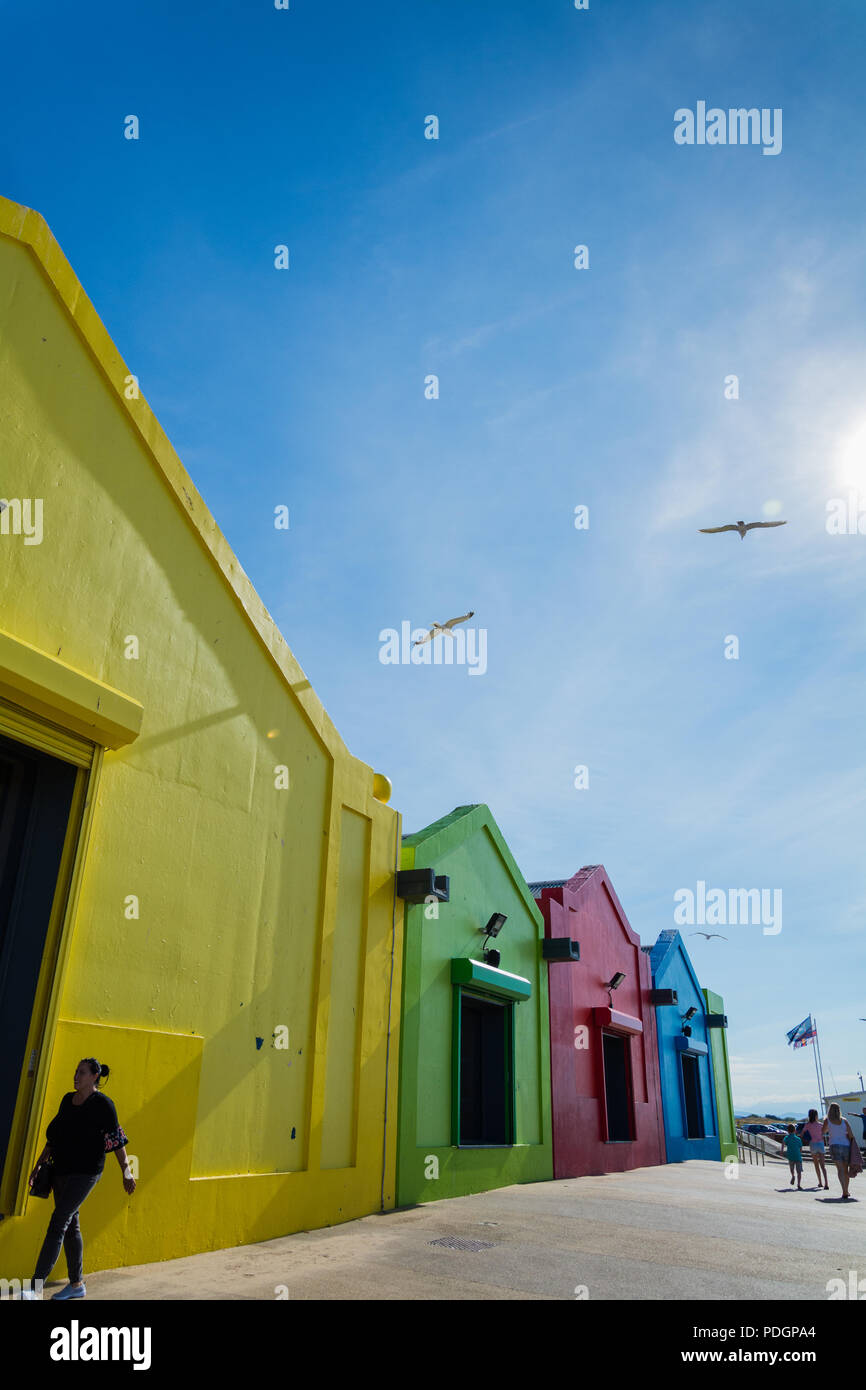 Les installations colorées le long de la promenade de la plage centrale de Prestatyn, Nord du Pays de Galles, Royaume-Uni. Prises au cours de l'été 2018, canicule. Bon pour le tourisme sujets Banque D'Images
