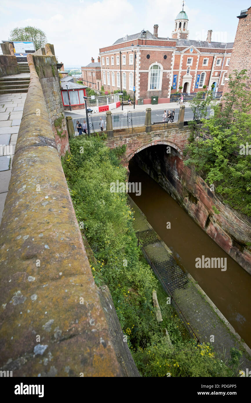 Depuis les murs de la ville de Chester à au-dessus du canal de Northgate chester cheshire england uk Banque D'Images