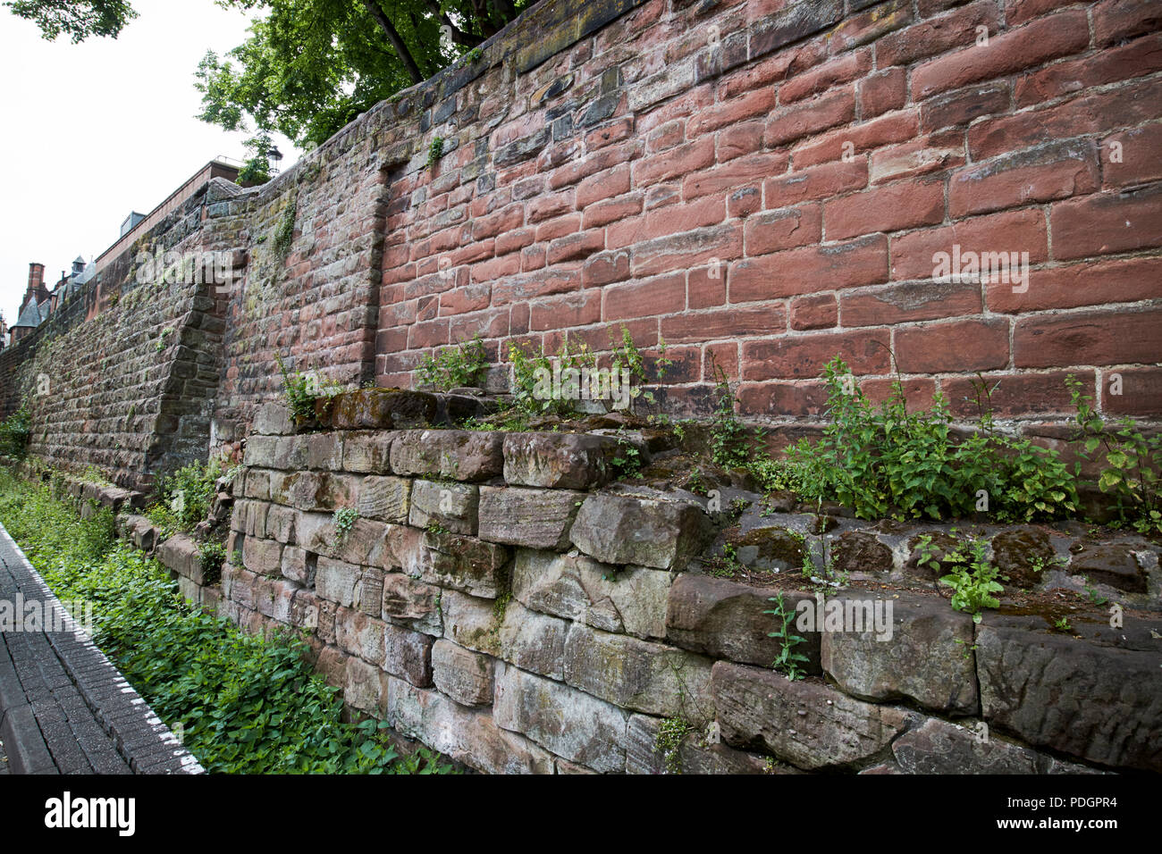 Fortifications de Chester montrant des murs romains d'origine angleterre cheshire uk Banque D'Images