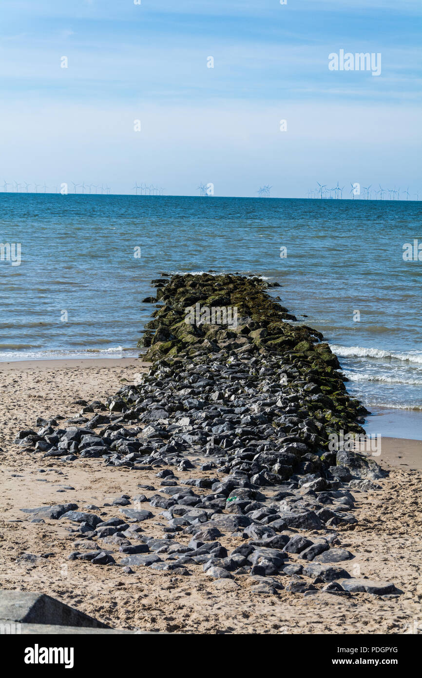 L'épi rocheux (une structure de protection côtière commune) trouvés à la plage centrale, Prestatyn, Pays de Galles, Royaume-Uni. Banque D'Images