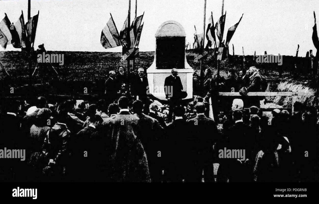 203 Le monument Georges Boillot, dégonflé au bord du circuit pour la Coupe Georges Boillot 1923 Banque D'Images