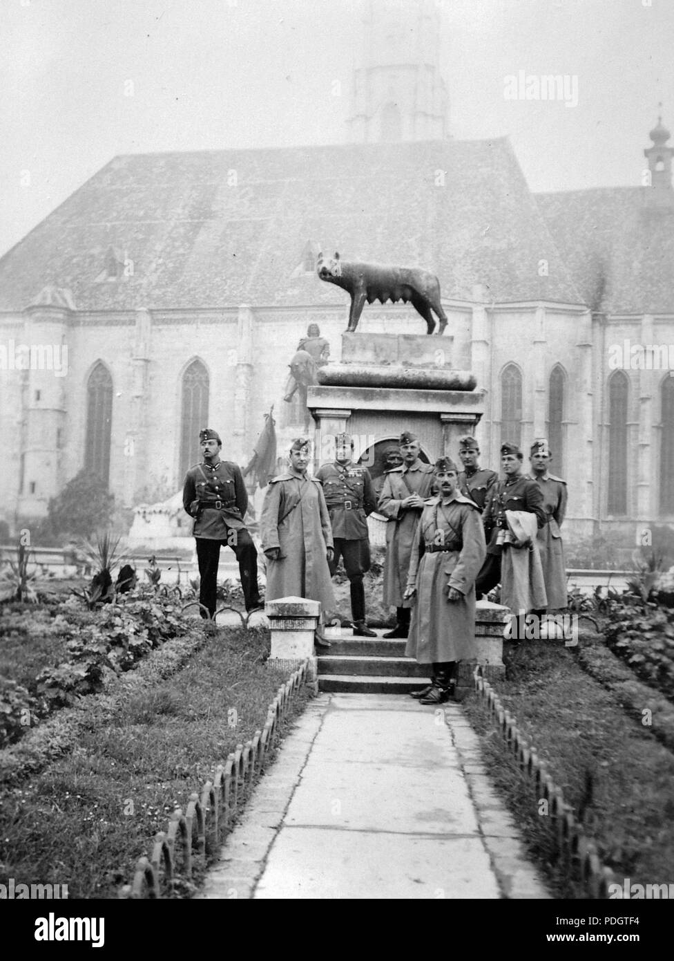 Fő tér 4, un háttérben église Szent Mihály-. Fortepan 4605 Banque D'Images
