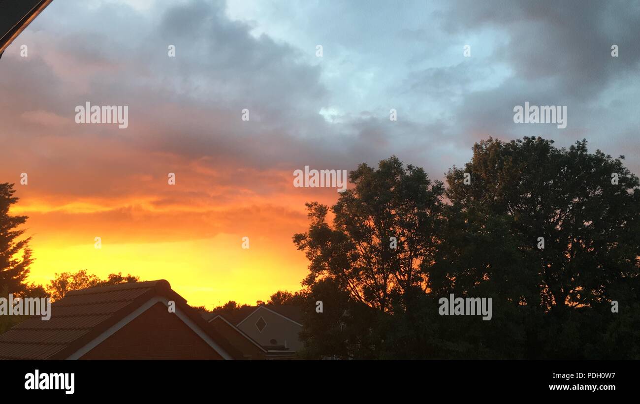 Ciel coucher de soleil anglais .couleurs profondes et nuages Photo Stock -  Alamy