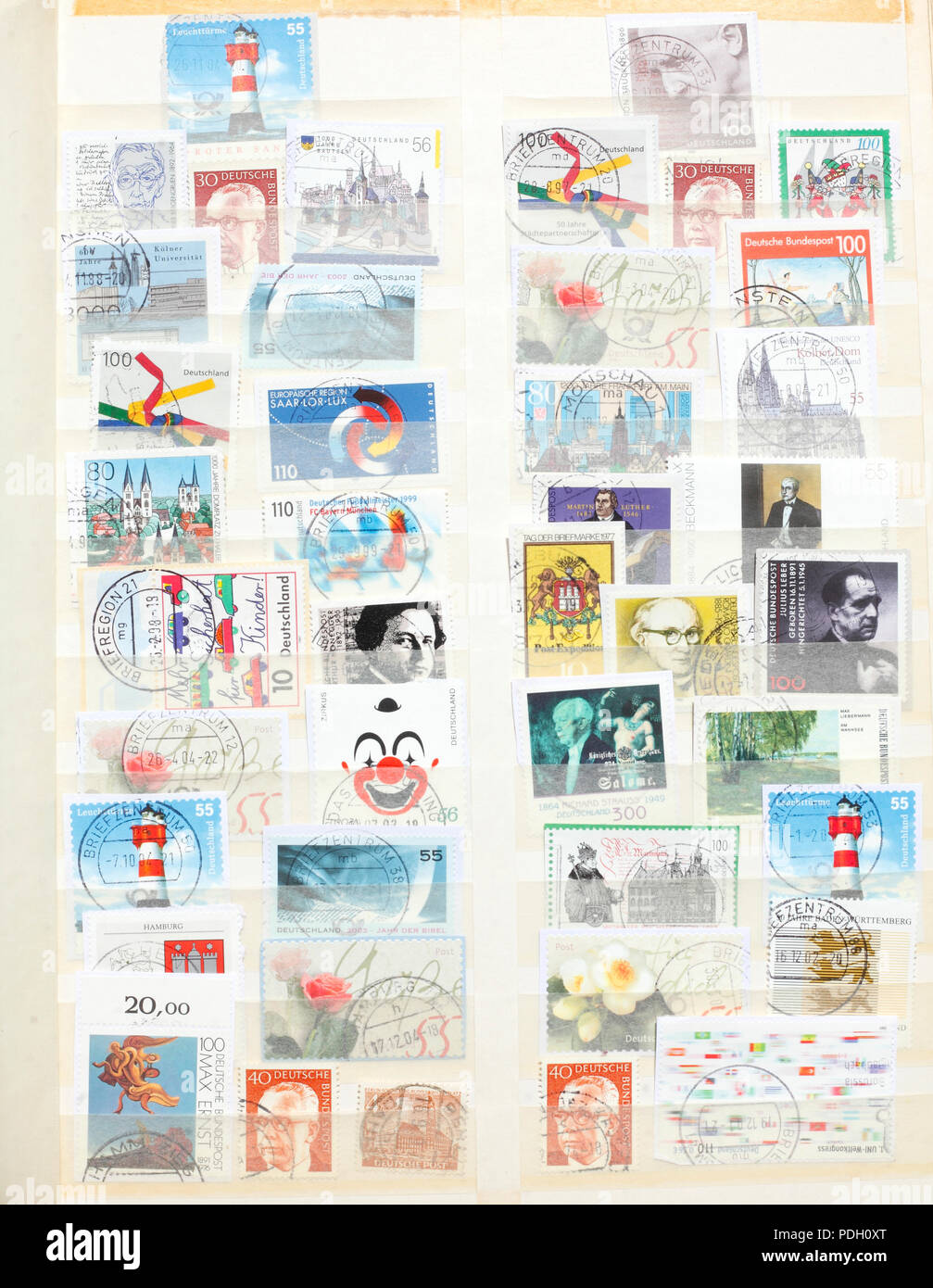 Vieux timbres colorés estampillés allemand dans un album de timbres Banque D'Images
