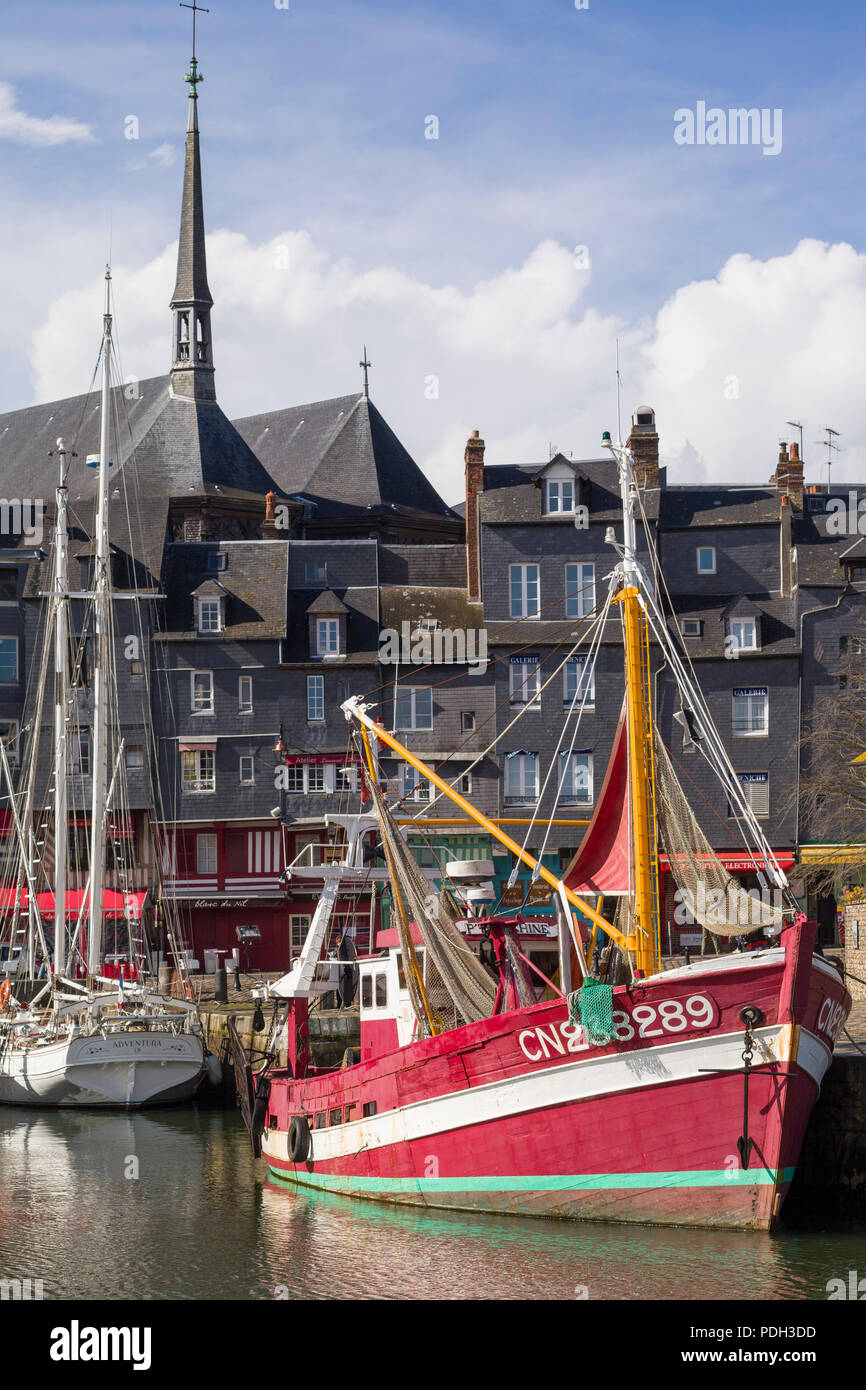 Un bateau de pêche vintage en face de la Lieutenance dans le vieux port, le Vieux Bassin, à Honfleur, Normandie, France Banque D'Images