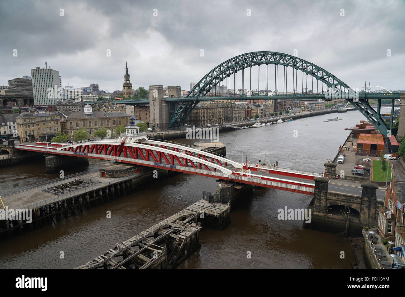 Une vue sur le pont tournant (premier plan) et le Tyne Bridge sur la rivière Tyne dans la ville de Newcastle, Royaume-Uni. Date de la photo : le lundi 11 juin 2018. Photo Banque D'Images