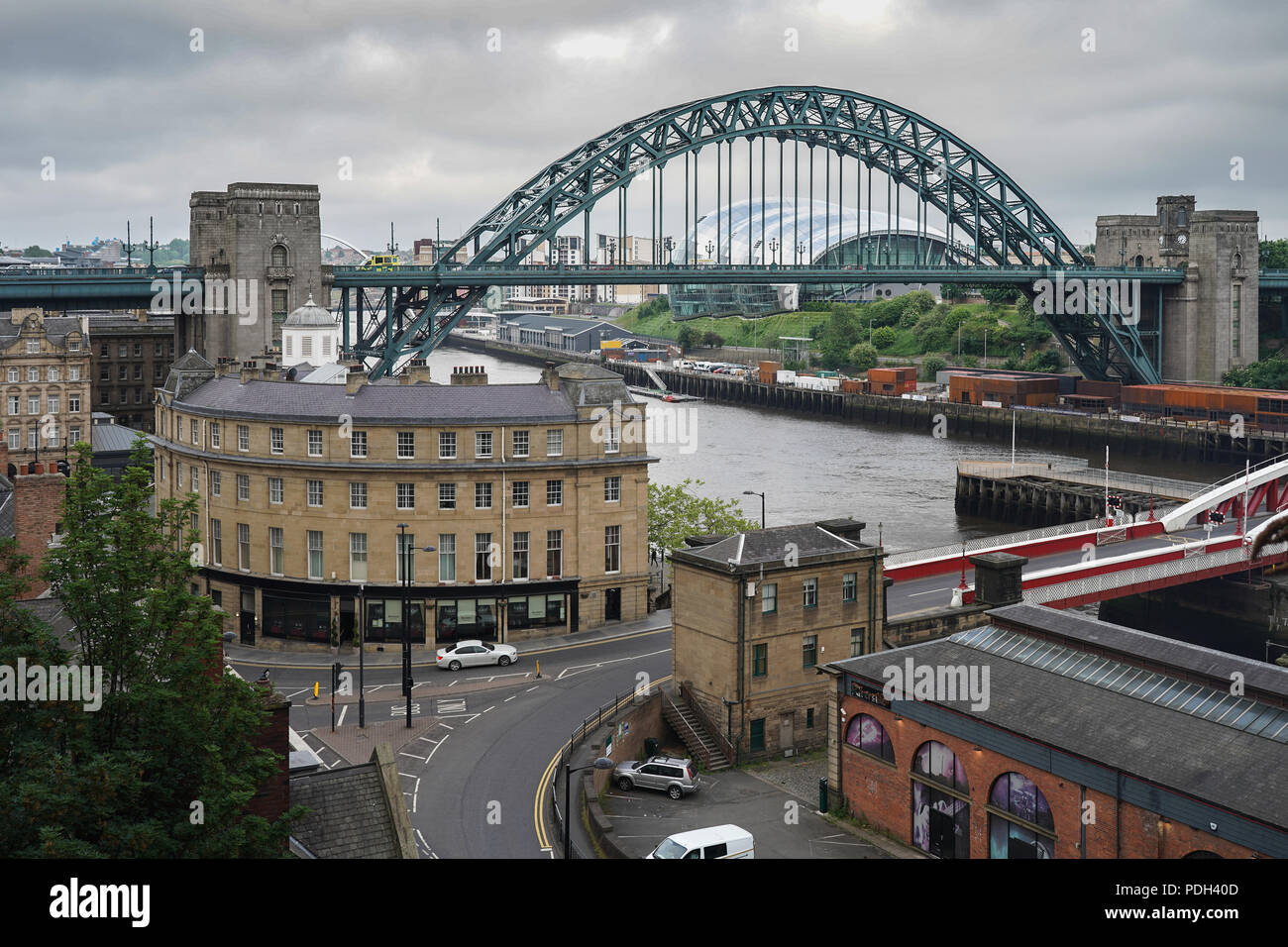 Une vue sur le pont tournant (à droite au premier plan) et le Tyne Bridge sur la rivière Tyne dans la ville de Newcastle, Royaume-Uni. Date de la photo : le lundi 11 juin 2018. Banque D'Images