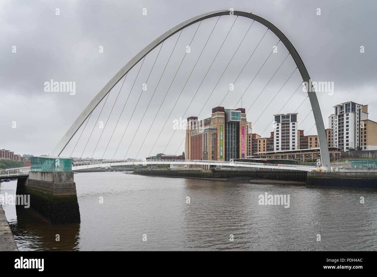 Une vue de la Gateshead Millennium Bridge dans la ville de Newcastle, Royaume-Uni. Date de la photo : le lundi 11 juin 2018. Photo : Roger Garfield Banque D'Images