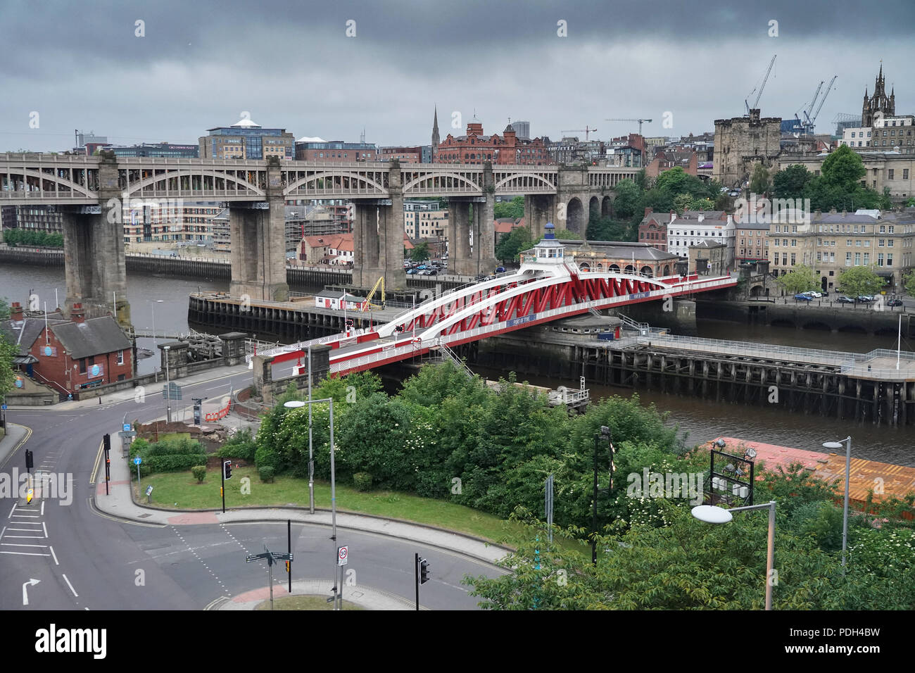 Une vue sur le pont tournant (premier plan) et le pont de haut niveau dans la ville de Newcastle, Royaume-Uni. Date de la photo : le lundi 11 juin 2018. Photo : Roger Garfie Banque D'Images