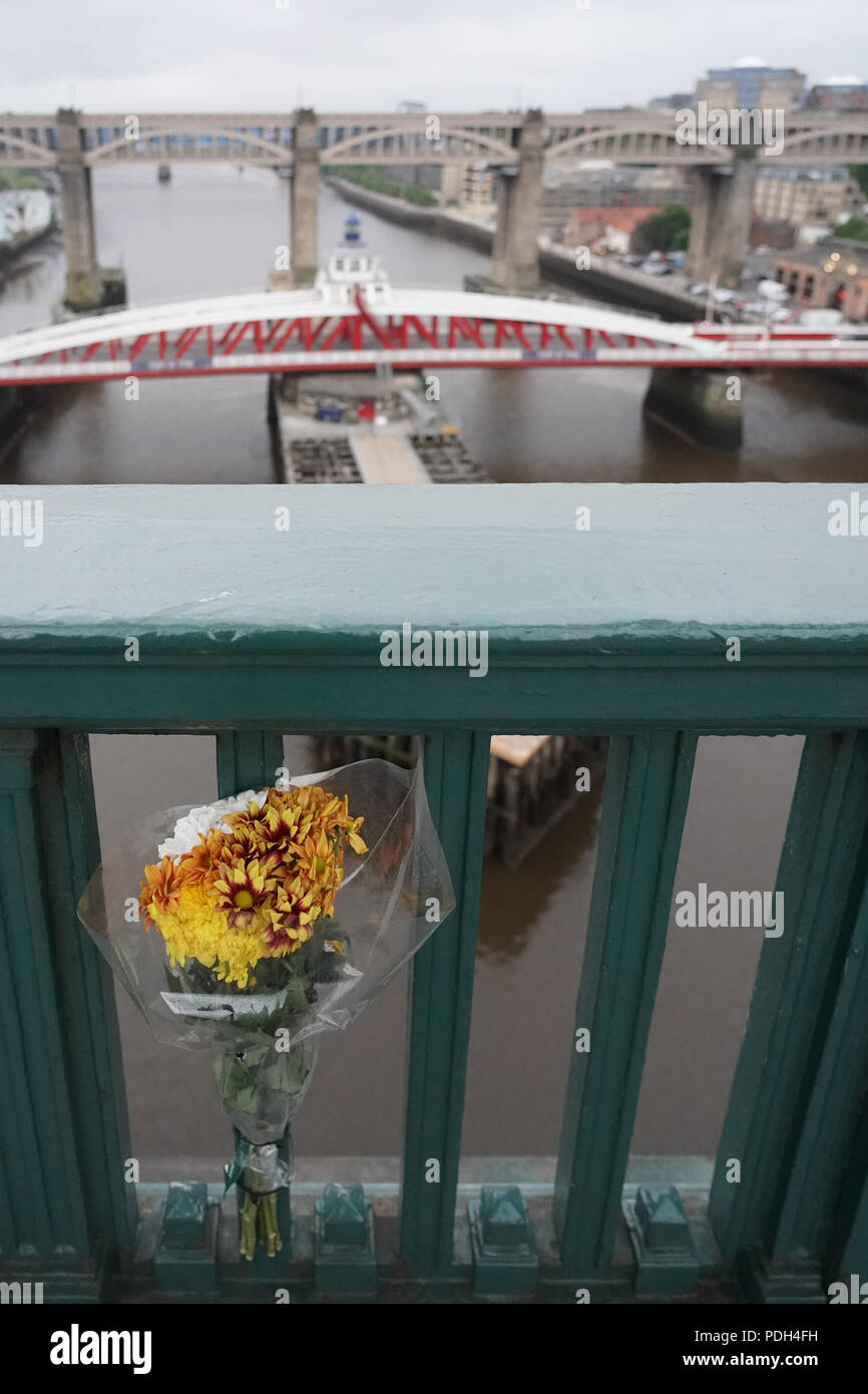 Fleurs commémoratives sur un pont de la ville de Newcastle, au Royaume-Uni. Date de la photo : le lundi 11 juin 2018. Photo : Roger Garfield Banque D'Images