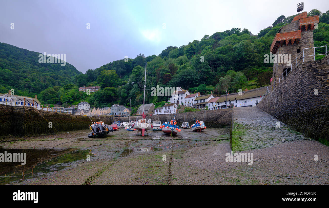 Au début de l'été avec vue sur la brume du matin de Lynmouth Harbour, sur la côte nord du Devon, UK Banque D'Images