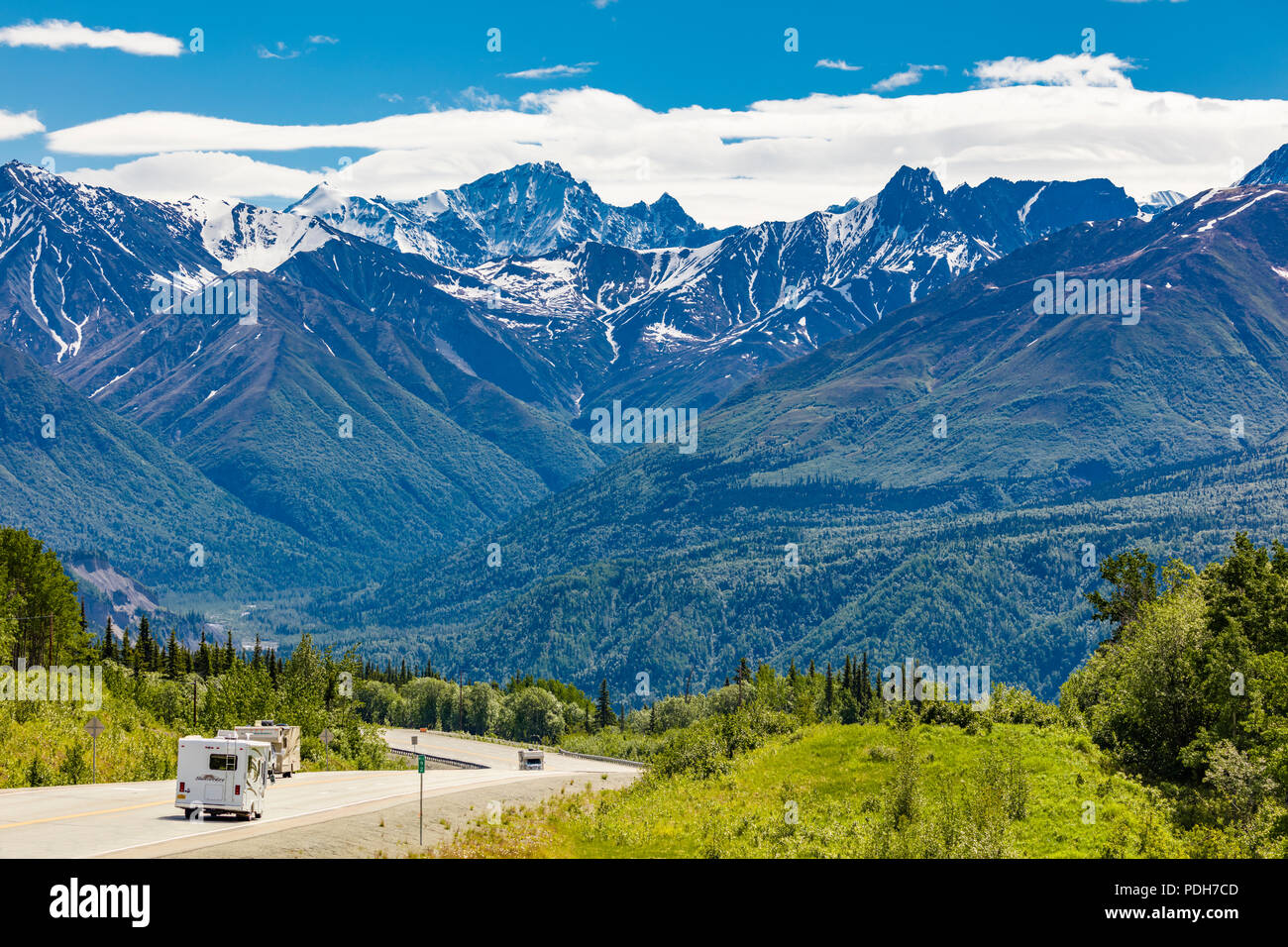 RVs sur l'autoroute Glenn entre Anchorage et Glennallen en Alaska Banque D'Images