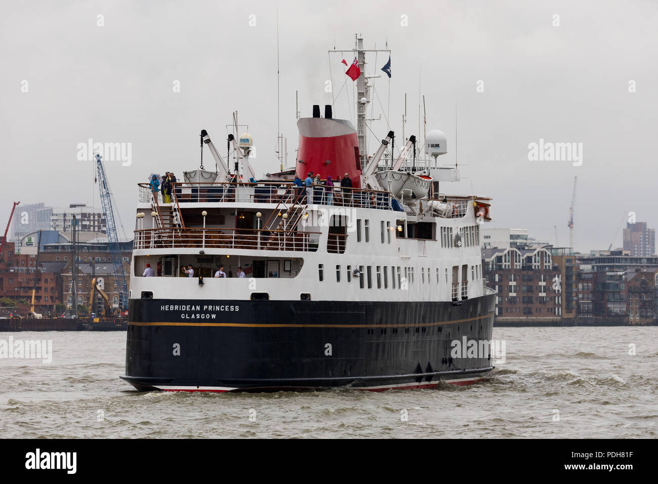 Londres, Royaume-Uni. 9 Août, 2018. Bateau de croisière écossaise, Hebridean Princess quitter Londres sur la Tamise, cet après-midi, après une visite à Londres dans le cadre de son 30e anniversaire au cours de la saison des fêtes. Hebridean Princess est le plus petit navire de croisière de luxe en mer, ce qui fait d'elle capables d'accéder aux îles les plus reculées, de lochs et de baies qui sont inaccessibles par shipssails plus principalement de son port d'Oban en Écosse et elle accueille un maximum de 50 personnes. Credit : Voyage pics/Alamy Live News Banque D'Images