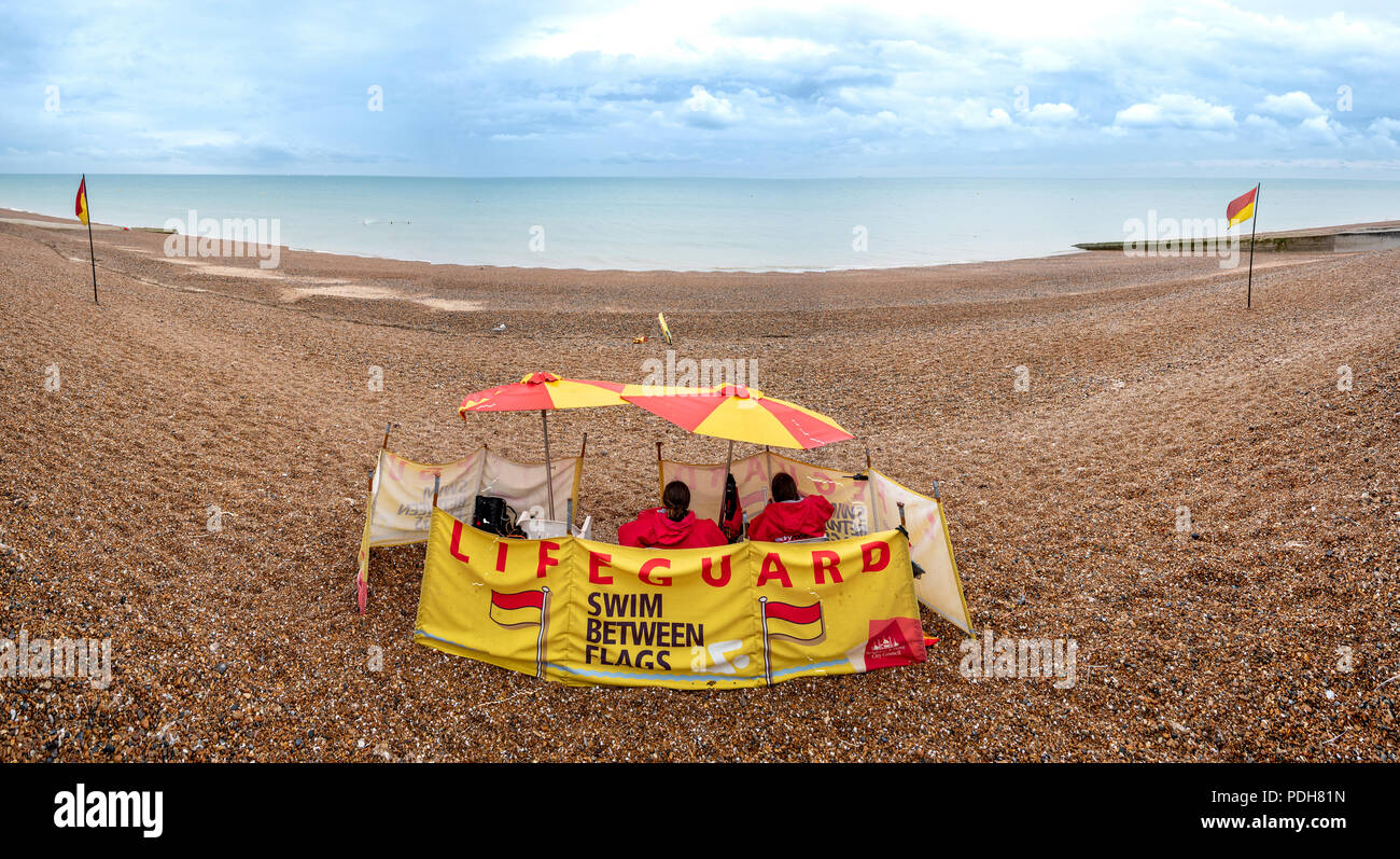 Hove. Sussex, UK. 9 Août, 2018. Conditions Grim a marqué la fin de l'été sur la vague de Hove front cet après-midi N.B. C'EST UN PLUSIEURS CADRES DE PHOTOMERGE Crédit : Andrew Hasson/Alamy Live News Banque D'Images