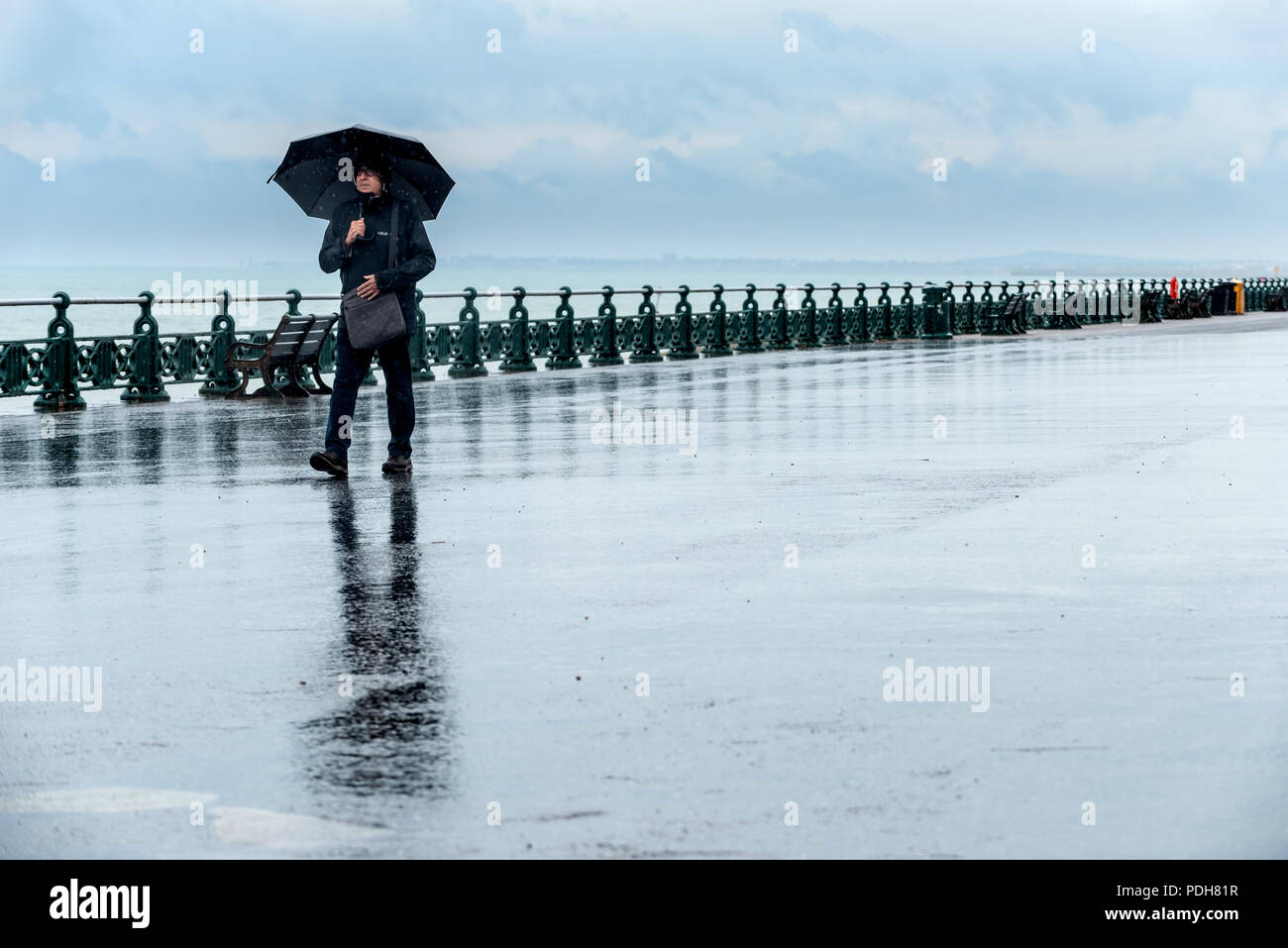 Hove. Sussex, UK. 9 Août, 2018. Conditions Grim a marqué la fin de l'été sur la vague de Hove front cet après-midi : Crédit Andrew Hasson/Alamy Live News Banque D'Images