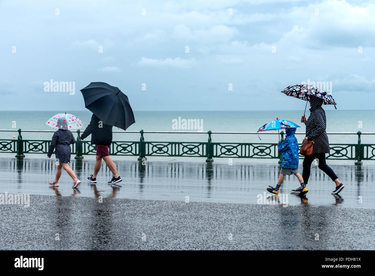 Hove. Sussex, UK. 9 Août, 2018. Conditions Grim a marqué la fin de l'été sur la vague de Hove front cet après-midi : Crédit Andrew Hasson/Alamy Live News Banque D'Images