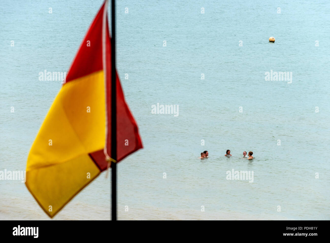 Hove. Sussex, UK. 9 Août, 2018. Conditions Grim a marqué la fin de l'été sur la vague de Hove front cet après-midi : Crédit Andrew Hasson/Alamy Live News Banque D'Images