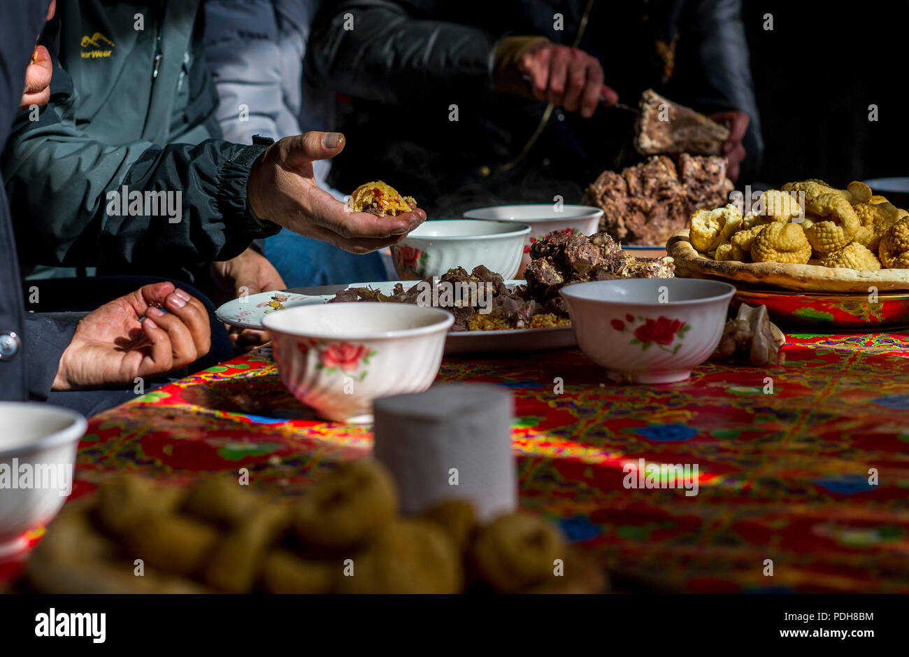 Urumqi, Chine, la Région autonome du Xinjiang Uygur. 12 Nov, 2017. Vous pourrez profiter à un mariage en pilaf autonome tadjik de Taxkorgan, comté du nord-ouest de la Chine La région autonome du Xinjiang Uygur, Novembre 12, 2017. Credit : Hu Karibaci/Xinhua/Alamy Live News Banque D'Images