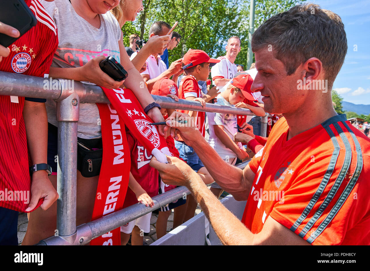 Rottach Egern, Allemagne. 09Th Aug 2018. FC Bayern Munich, Rottach Egern, Août 09, 2018 Thomas Mueller, MÜLLER, FCB 25 signer des autographes, ventilateur, articles dans les trainings camp pour la saison 2018/2019 La préparation, le 9 août 2018, à Rottach-Egern Tegernsee, Allemagne. Crédit : Peter Schatz/Alamy Live News Banque D'Images