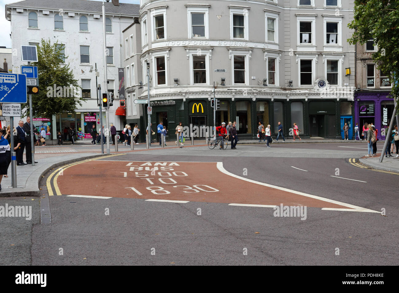 Cork, Irlande. 9 Août, 2018. La ville de Cork Location interdiction. Aujourd'hui marque le premier jour de la deuxième ville de Cork St Patrick Street Car interdiction. L'interdiction entre en affecter à 3h00 à 18h chaque jour. C'est l'une des nombreuses mesures visant à rendre plus efficace les lignes de bus et de rendre le centre ville plus attractif pour les visiteurs et acheteurs. Credit : Damian Coleman/Alamy Live News. Banque D'Images