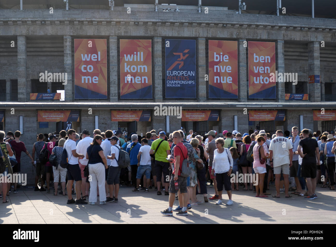 Berlin, Allemagne. 09Th Aug 2018. L'athlétisme, les Championnats d'Europe d'athlétisme, stade olympique : les spectateurs sont en attente à l'entrée en face du stade. Crédit : Bernd Thissen/dpa/Alamy Live News Banque D'Images