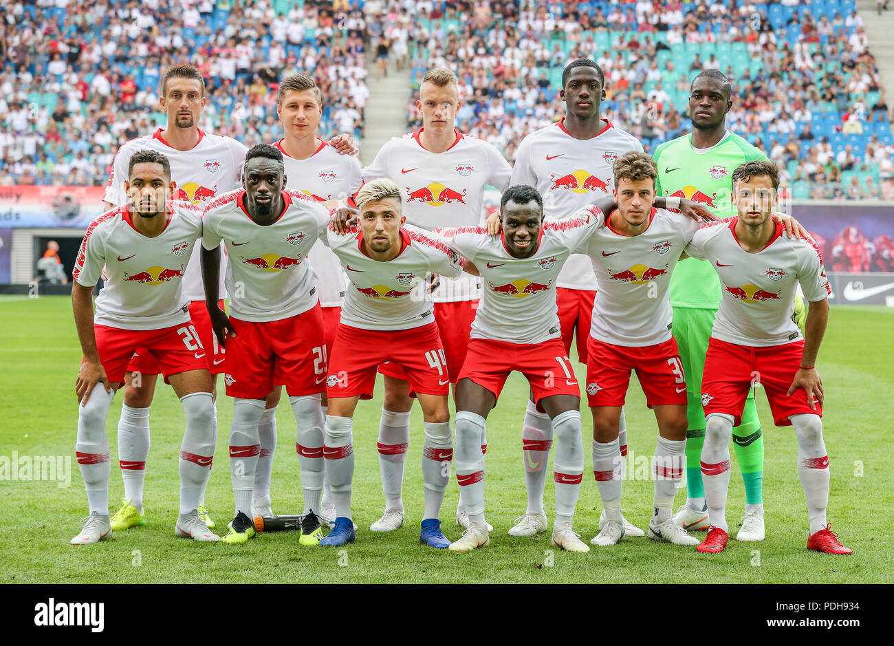 09 août 2018, l'Allemagne, Leipzig : Soccer, Europa League, 3e tour de qualification, première étape, RB Leipzig vs CS Universitatea Craiova, Red Bull Arena. Joueurs de Leipzig pour la photo de l'équipe. Matheus Cunha (L-R), Stefan Ilsanker, Jean-Kevin Augustin, Willi Orban, Kevin Kampl, Lukas Klostermann, Nergal, Ibrahima Konate, Diego Demme, gardien de Yvon Mvogo et Marcelo Saracchi. Photo : Jan Woitas/dpa-Zentralbild/dpa Banque D'Images