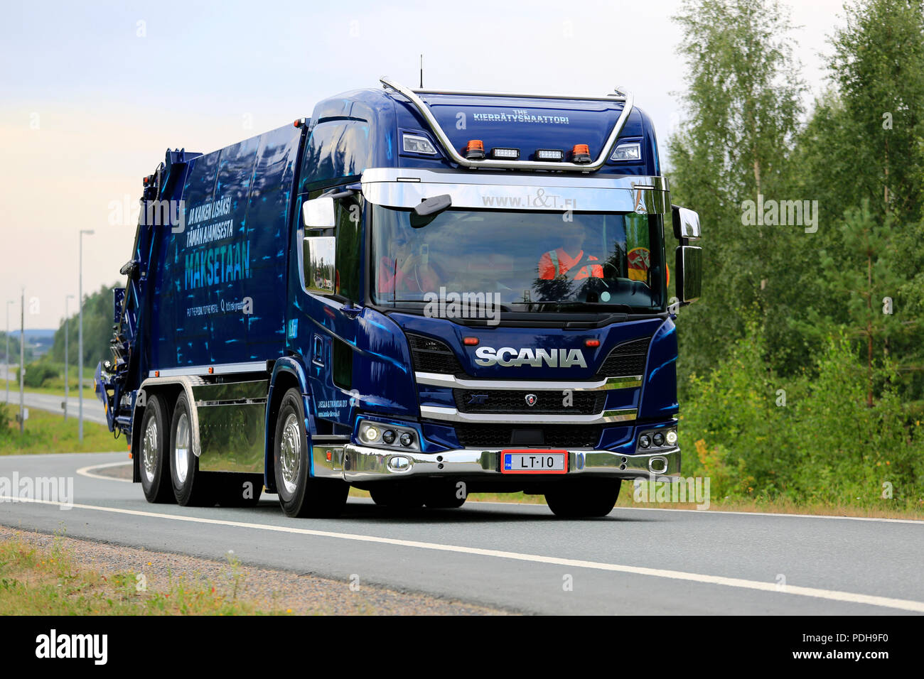 LEMPAALA, FINLANDE - 9 août 2018 : Nouveau camion Scania de L&T sur le chemin de la principale manifestation du camionnage Power Truck Show 2018, en Finlande. Credit : Taina Sohlman/ Alamy Live News Banque D'Images