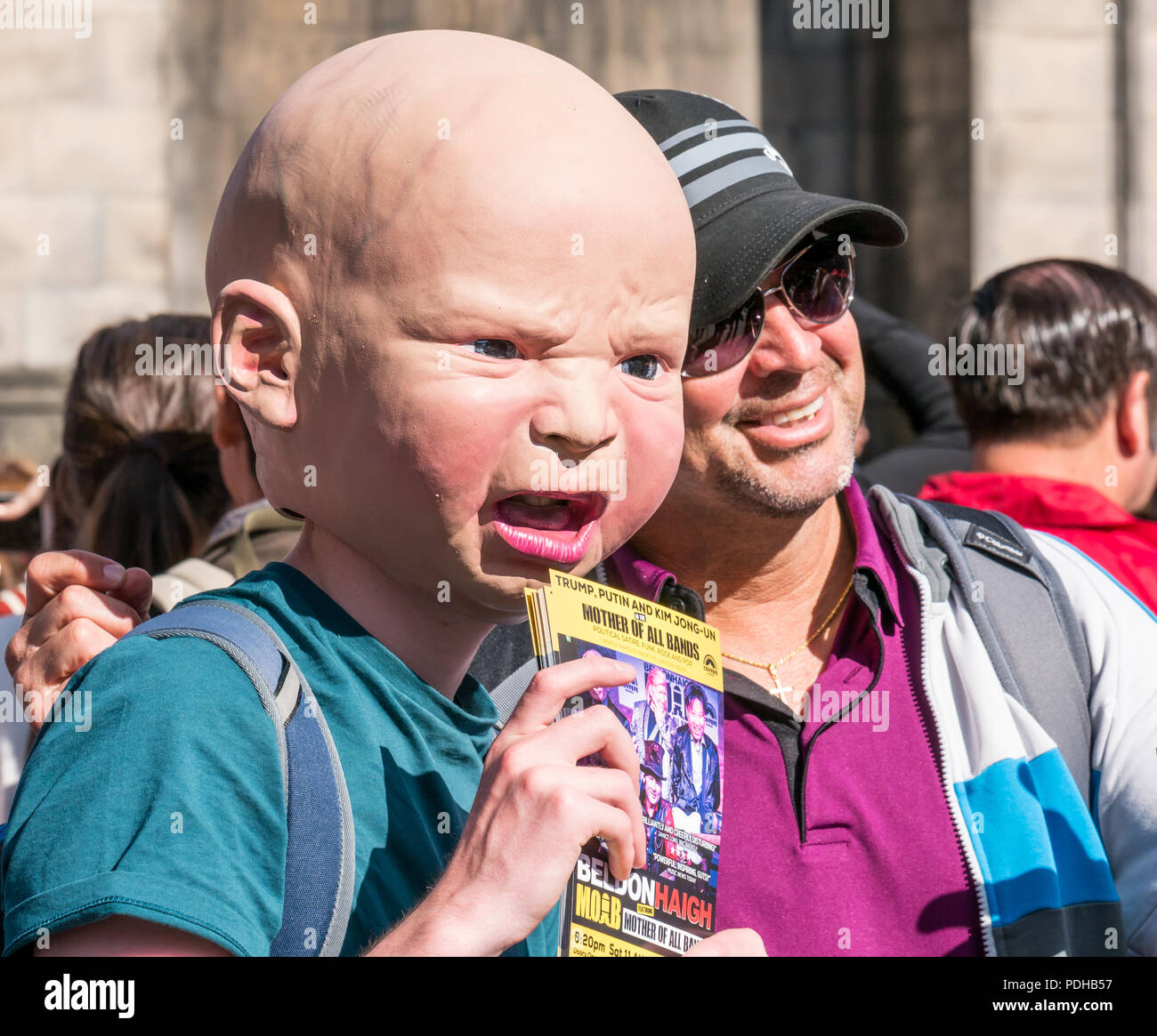 Edinburgh, Ecosse, Royaume-Uni. 9 août 2018. Edinburgh Fringe Festival, Royal Mile, Édimbourg, Écosse, Royaume-Uni. On a sunny day festival le festival de rue organisé Virgin Money est emballé avec les gens et les artistes. Une frange interprète vêtu d'un horrible tête bébé interagit avec les piétons distribuant des dépliants Banque D'Images