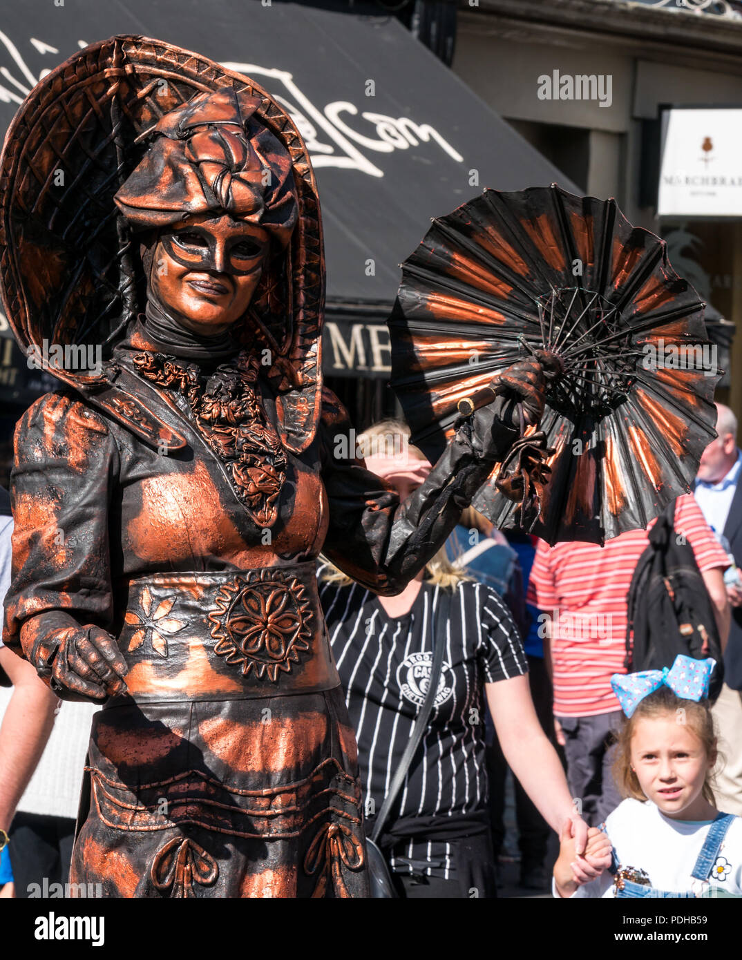 Edinburgh, Ecosse, Royaume-Uni. 9 août 2018. Edinburgh Fringe Festival, Royal Mile, Édimbourg, Écosse, Royaume-Uni. On a sunny day festival le festival de rue organisé Virgin Money est emballé avec les gens et les artistes. Une femme artiste de rue vêtu d'un costume de fantaisie Banque D'Images