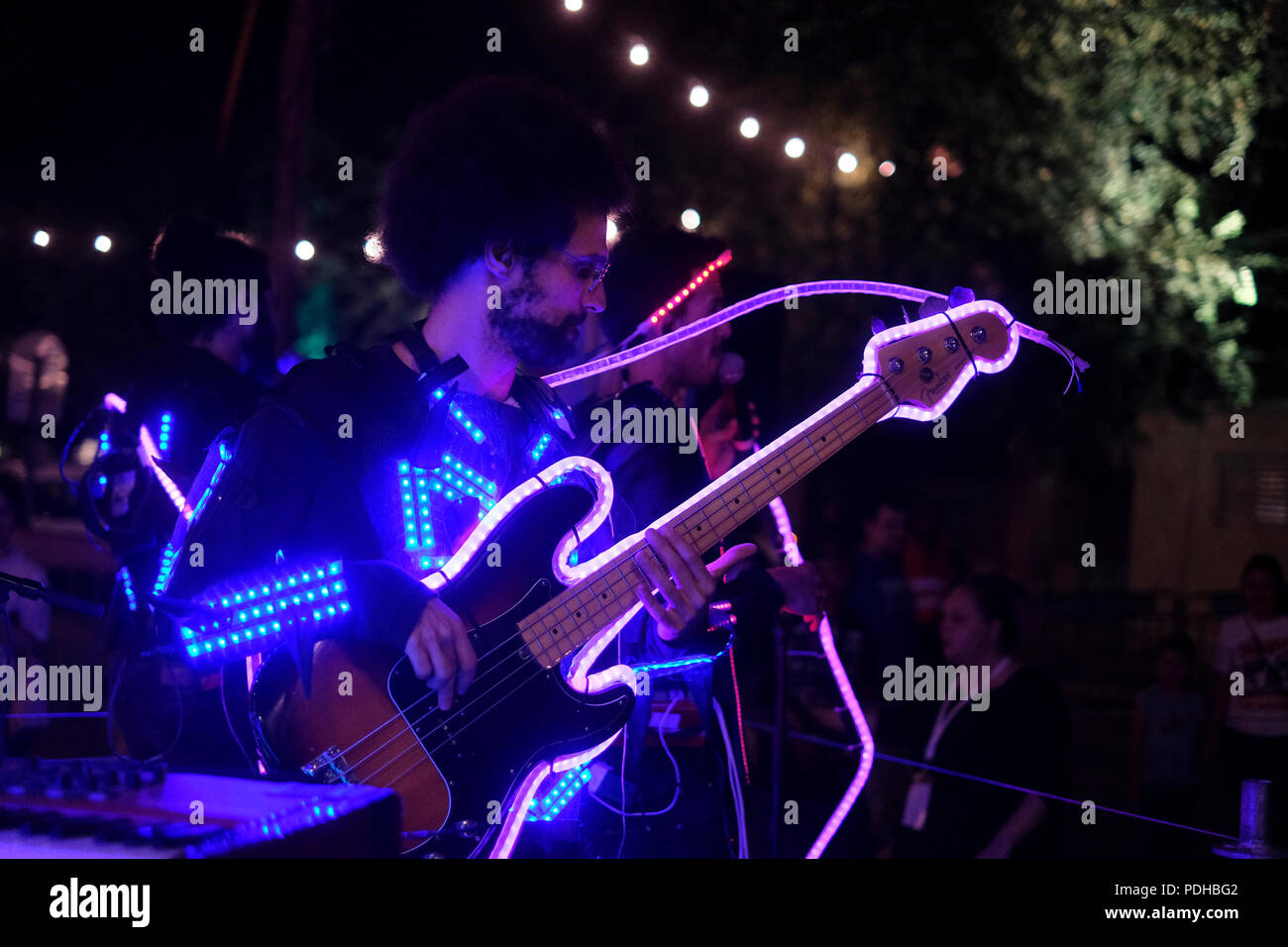 Le divertissement musical pendant le Festival des lumières dans la vieille ville de Beersheba, a également écrit Beer-Sheva, la plus grande ville du désert du Néguev dans le sud d'Israël Banque D'Images Le divertissement musical pendant le Festival des lumières dans la vieille ville de Beersheba, a également écrit Beer-Sheva, la plus grande ville du désert du Néguev dans le sud d'Israël Banque D'Images