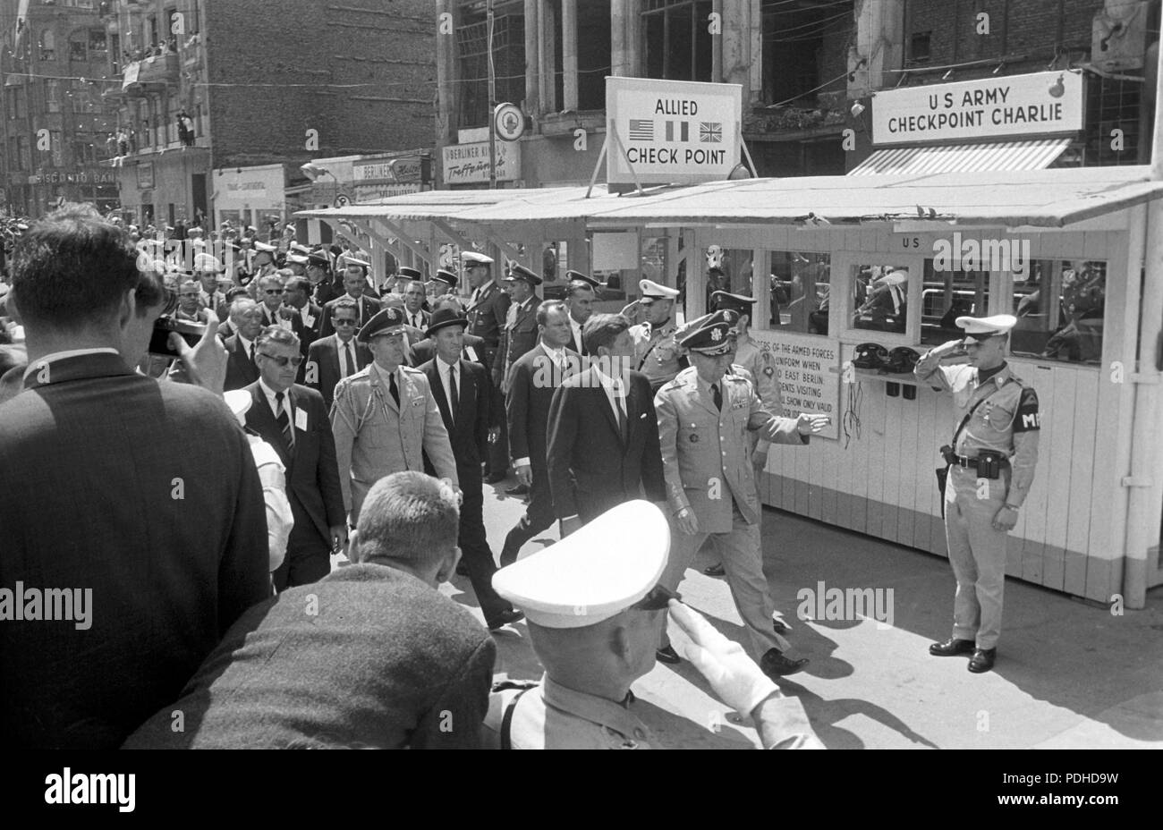 Déposée - 26 juin 1963, Allemagne, Berlin : le président John F. Kennedy (C) lors de sa visite à Berlin à la frontière Checkpoint Charlie, l'un des endroits les plus importants au cours de la guerre froide. Derrière le Maire Kenndy Willy Brandt. (Sur-dpa KORR "Napp et Memorial : Ce qu'il adviendra de Checkpoint Charlie' du 10.08.2018) Photo : dpa Eisenwaren/dpa Banque D'Images