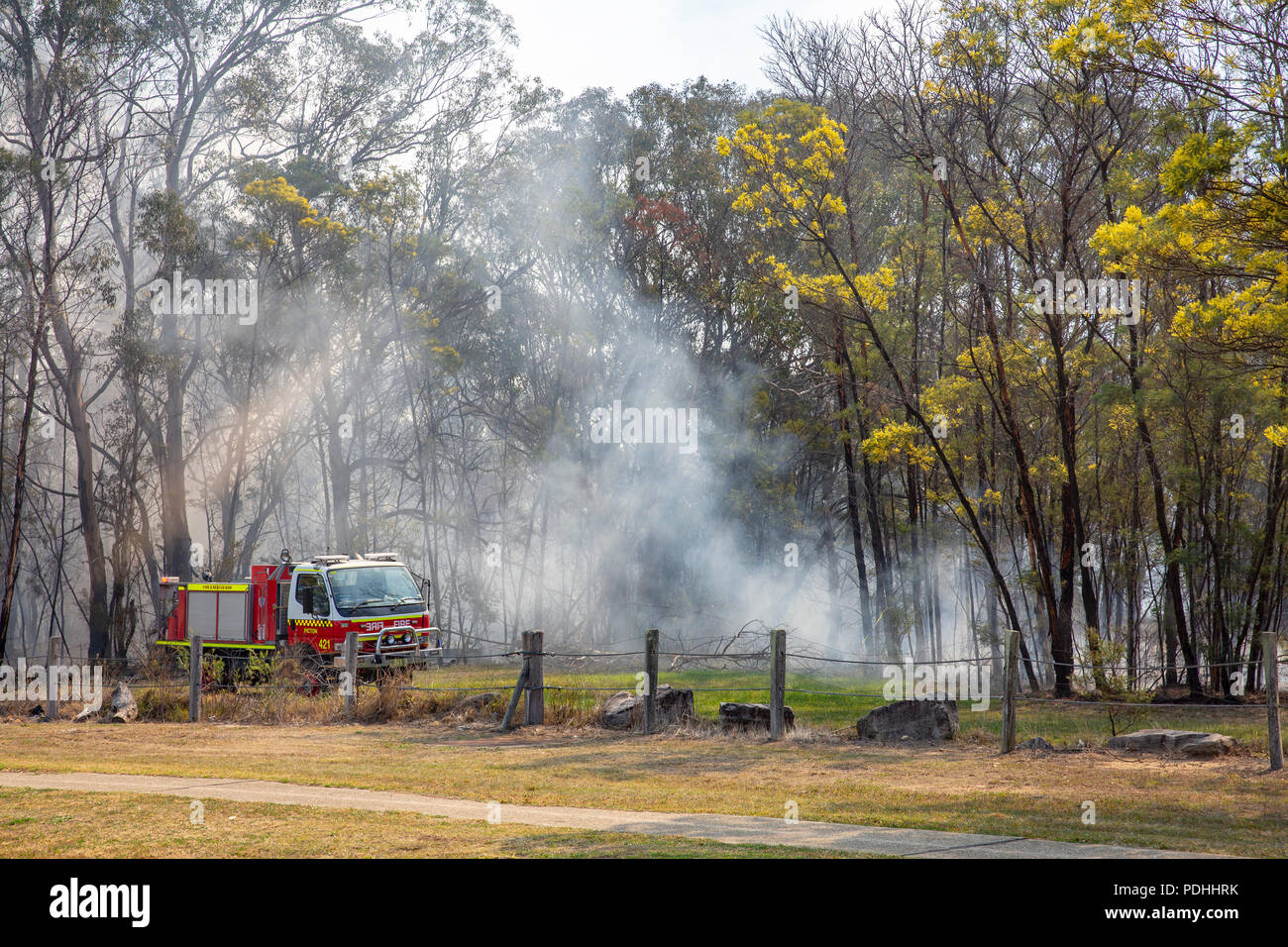 Campbelltown, Sydney, Australie. Vendredi 10 août 2918. En in Fire Brigade retour Burning Bush au cours de la période d'États pire sécheresse depuis 50 ans. Crédit : martin berry/Alamy Live News Banque D'Images