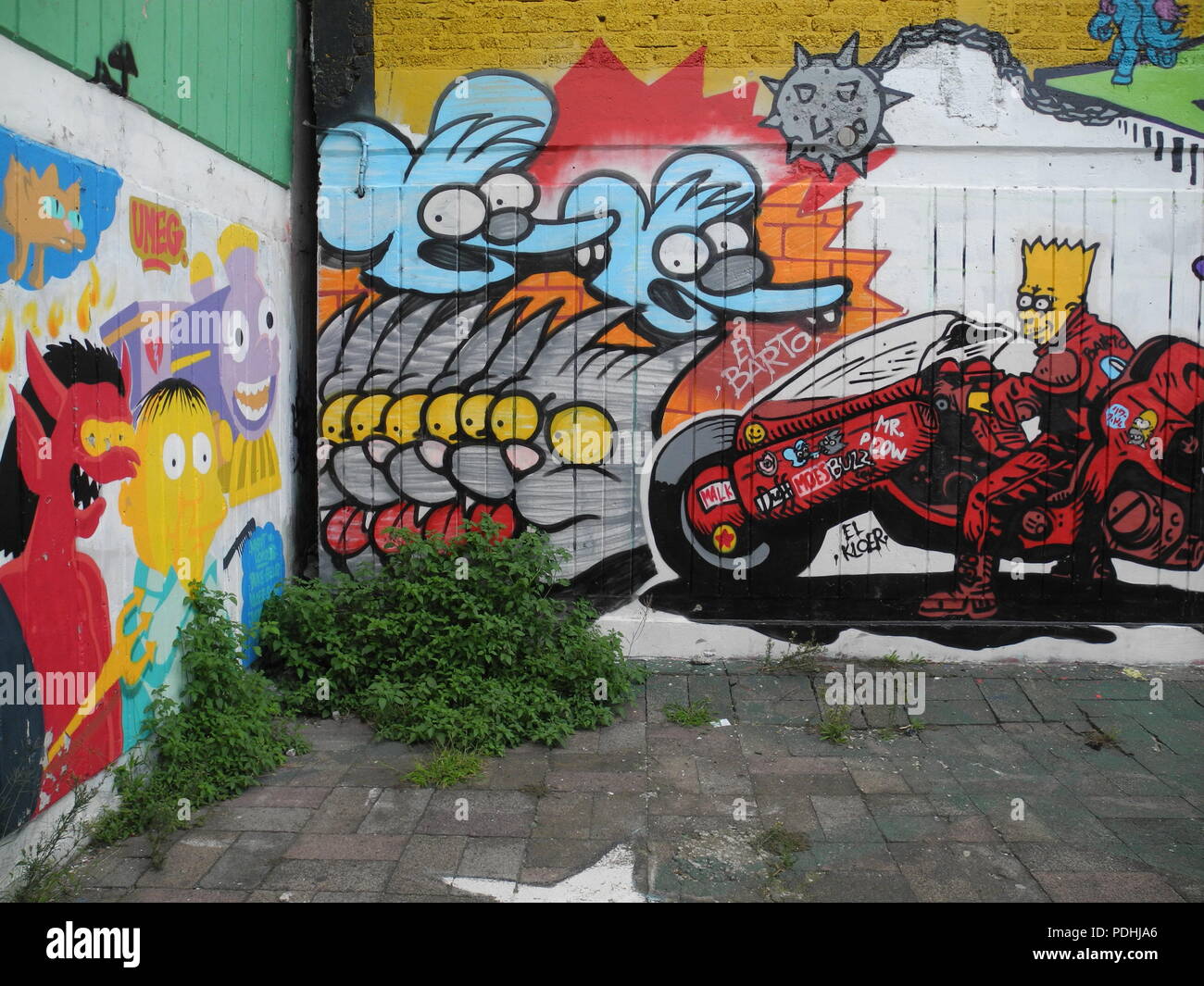 La ville de Mexico, Mexique. Le 08 août, 2018. Le Graffiti avec la famille Simpson décore un mur dans le district de Iztacalco Infonavit. Dans l'ouest de la métropole de millions il y a plus de 20 œuvres de graffiti avec Homer, Marge, Bart, Lisa, Maggie et autres personnages célèbres de la série. Le collectif d'artistes Night Lords voudrais donner au trimestre un plus très gentilles. (Dpa jaune au lieu de gris : graffiti artistes "prayfield» au Mexique du 10.08.2018) Crédit : Amelie Richter/dpa/Alamy Live News Banque D'Images