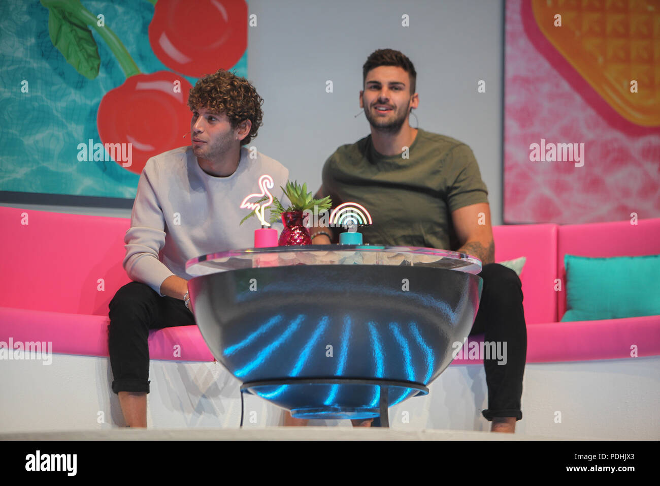 London UK 10 Août 2018 Les concurrents de Love Island été interviewé par ,Caroline Flack L'un des plus parlé de programme cet été, se sont réunis dans le London Excel pour un spectacle live et Meet & Greet experience,Adam ,Megan ,Eyal, Dani,Wes ,Jack ,Géorgie Kas,Josh ,Samira,Laura et Paul@Paul Quezada-Neiman/Alamy Live News Banque D'Images