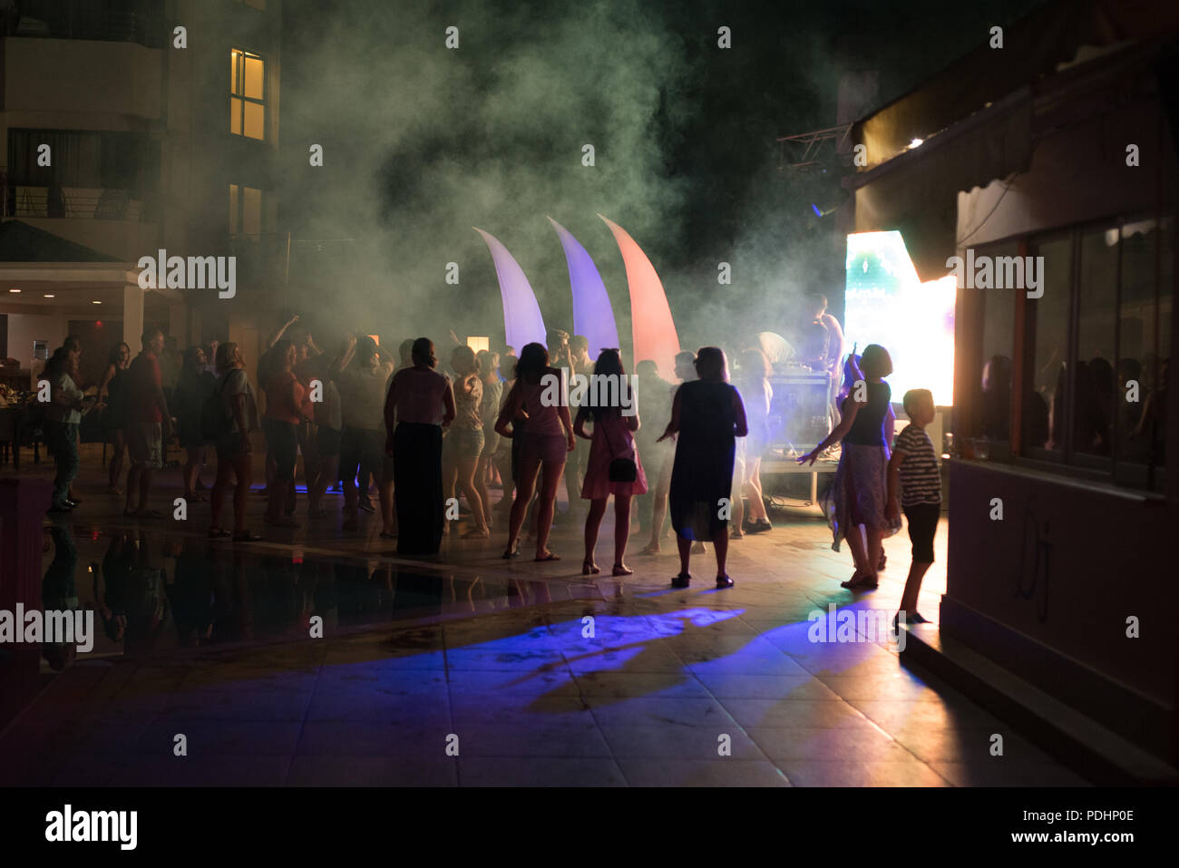 ANTALYA, Turquie, 15 juillet 2018 - les touristes russes la danse à un public libre de nuit dans la célèbre station balnéaire d'Antalya en Turquie au cours de l'été 2018 Banque D'Images