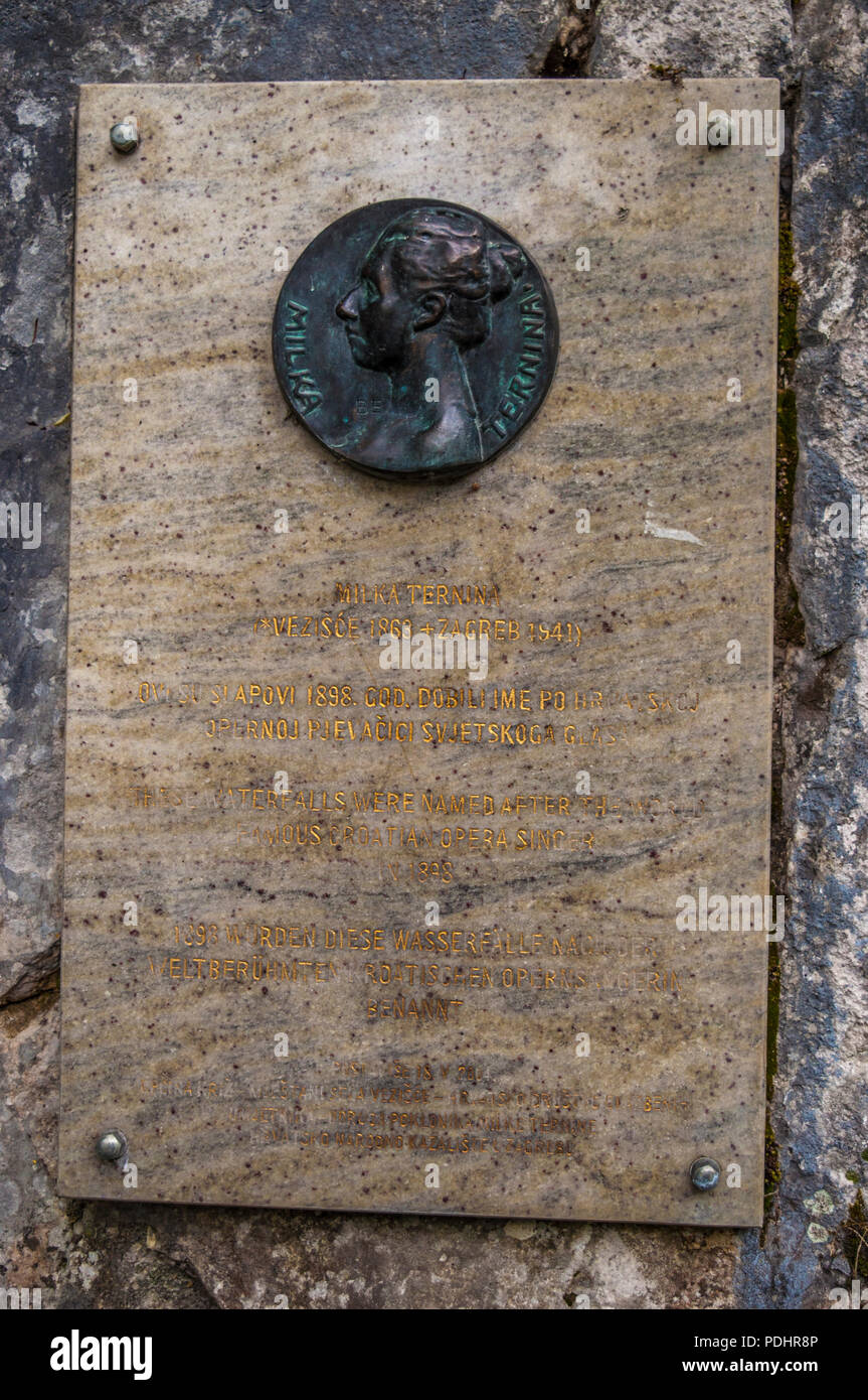 La Croatie, l'Europe : la plaque à Ternina Milka, un soprano dramatique croate à qui sont nommés les chutes d'eau à Plitvice Lakes National Park Banque D'Images