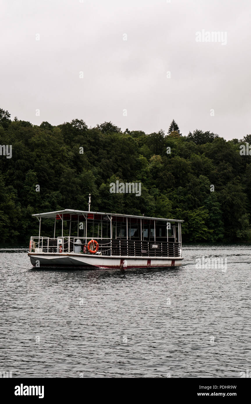 Croatie : croisière en bateau touristique sur le lac du parc national des Lacs de Plitvice, l'un des plus anciens parcs nationaux de l'État à la frontière de la Bosnie-Herzegovine Banque D'Images