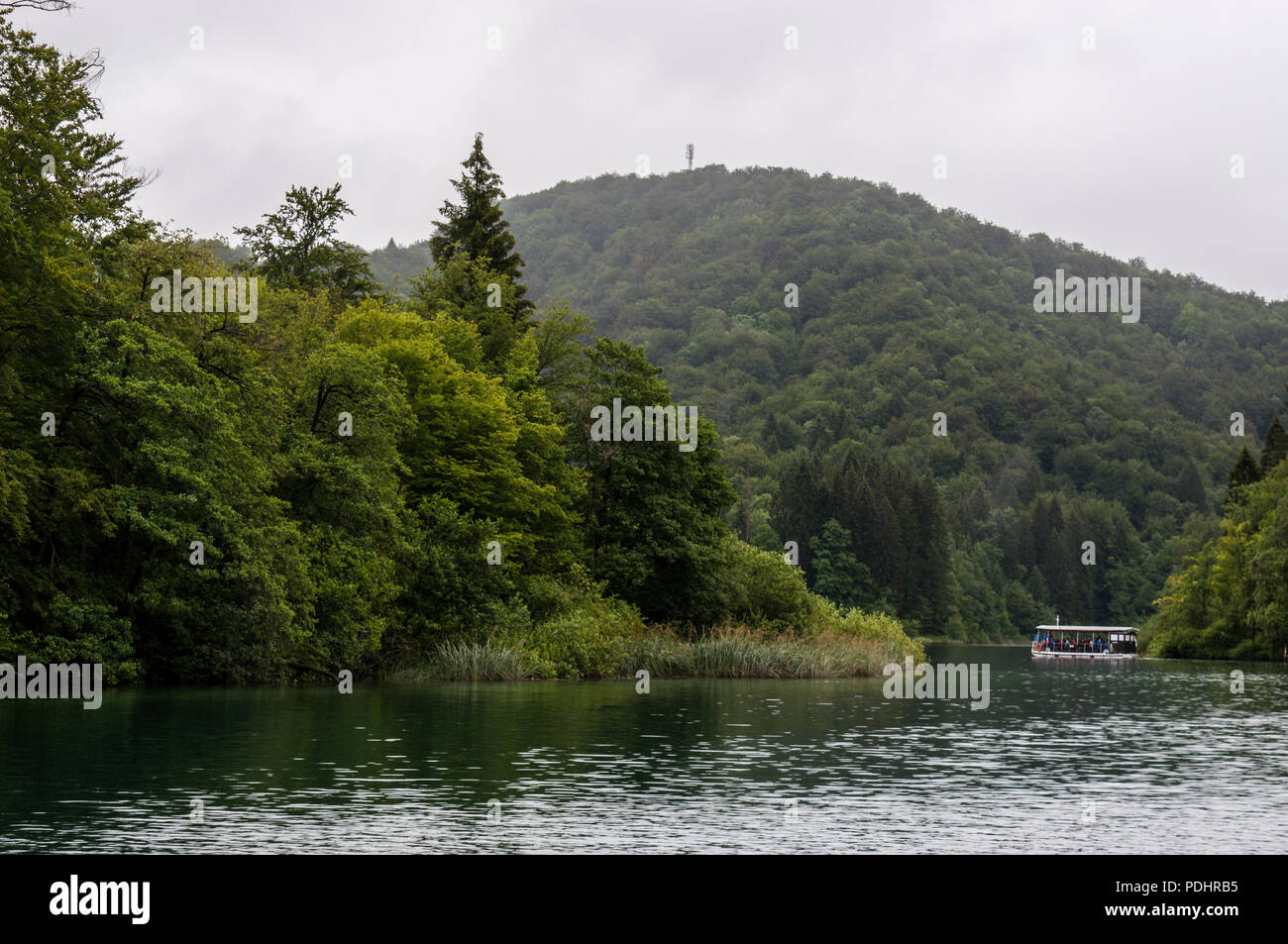 Croatie : croisière en bateau touristique sur le lac du parc national des Lacs de Plitvice, l'un des plus anciens parcs nationaux de l'État à la frontière de la Bosnie-Herzegovine Banque D'Images