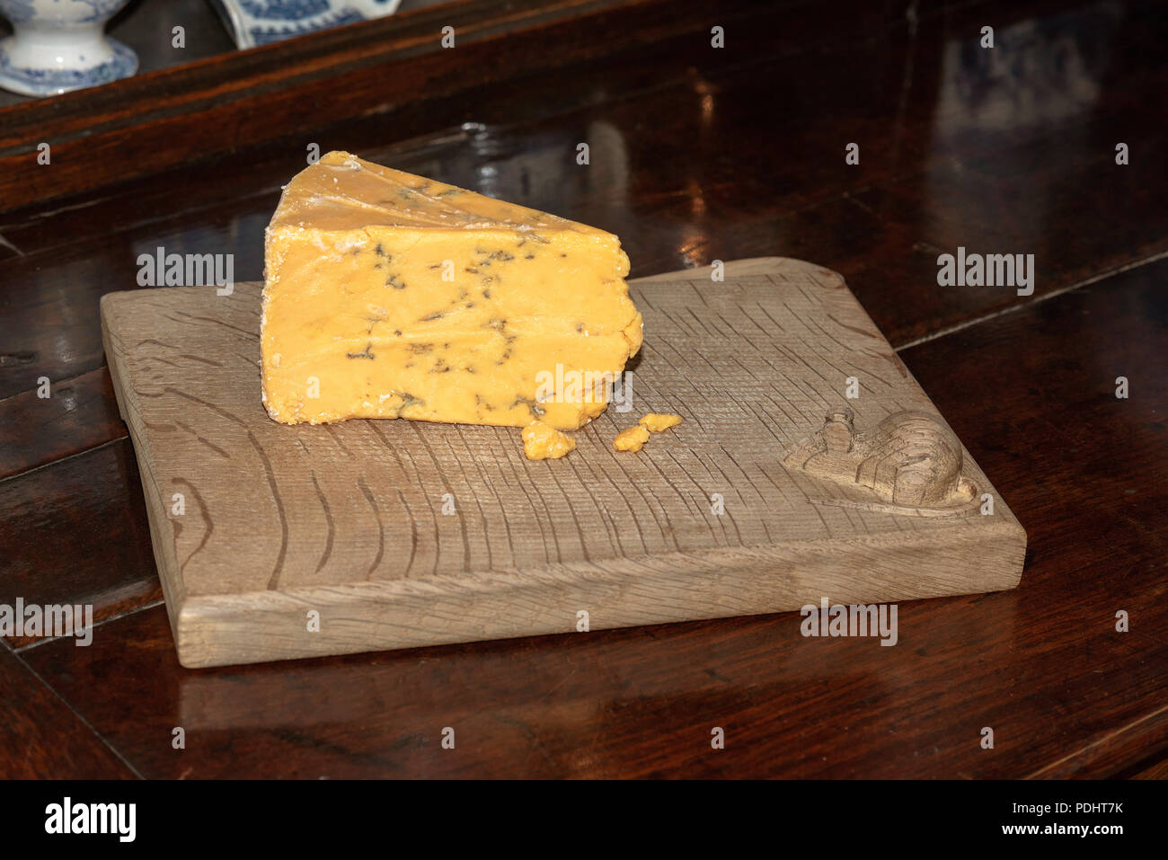 Un plateau de fromages avec une sculpture de la souris dans le coin  supérieur droit Photo Stock - Alamy