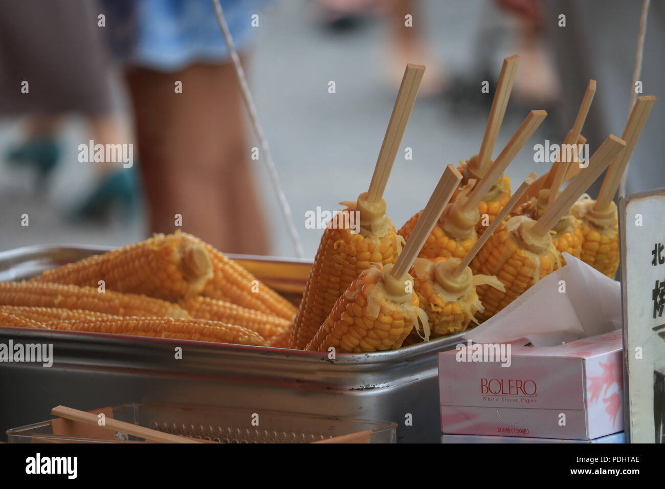 Tomorokoshi Yaki (maïs grillé) Japonais Street Food Banque D'Images