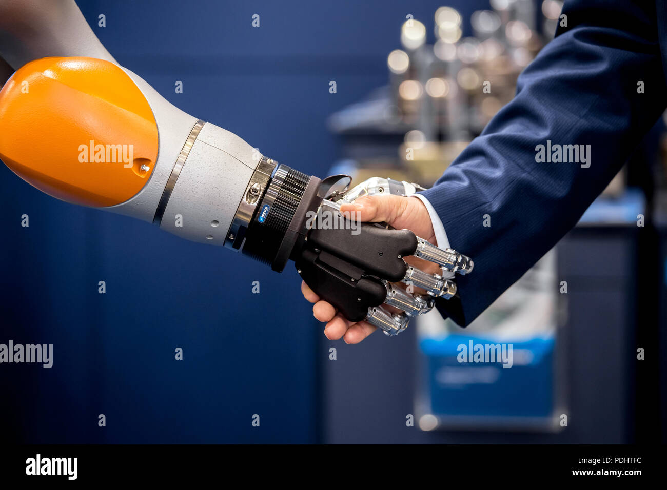 Main Robot main humaine. Concept photo de robot et la collaboration de l'homme Banque D'Images