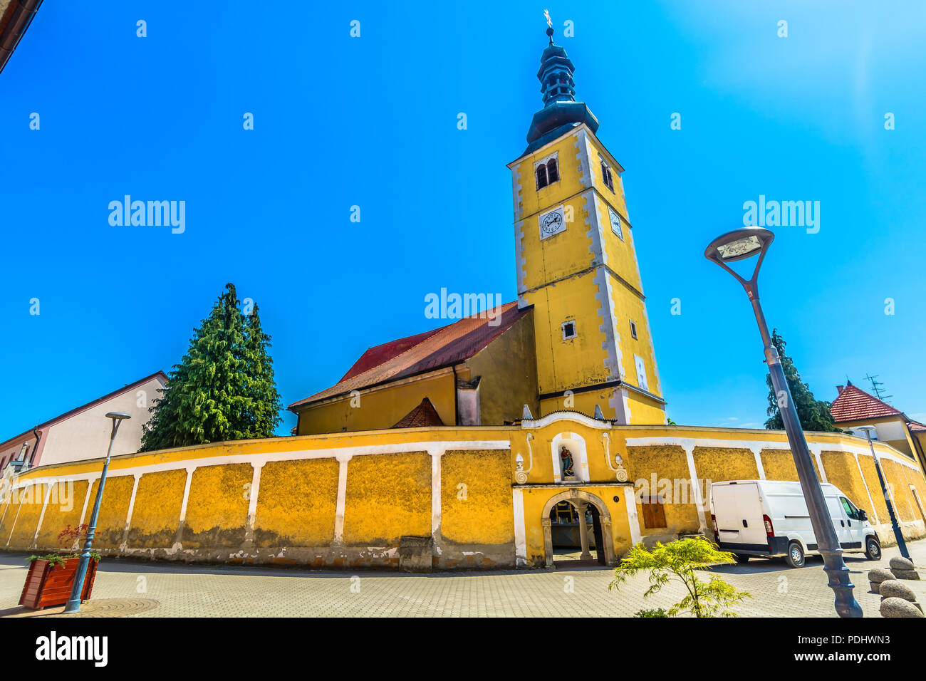 Vue panoramique à l'église de couleur dans la célèbre station touristique Ludbreg, Nord de la Croatie. Banque D'Images