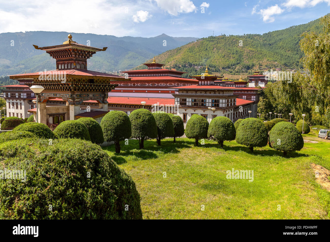 Le Palais Royal dans le paysage bhoutanais de Thimphu. Thimphu capitale du Bhoutan. Banque D'Images