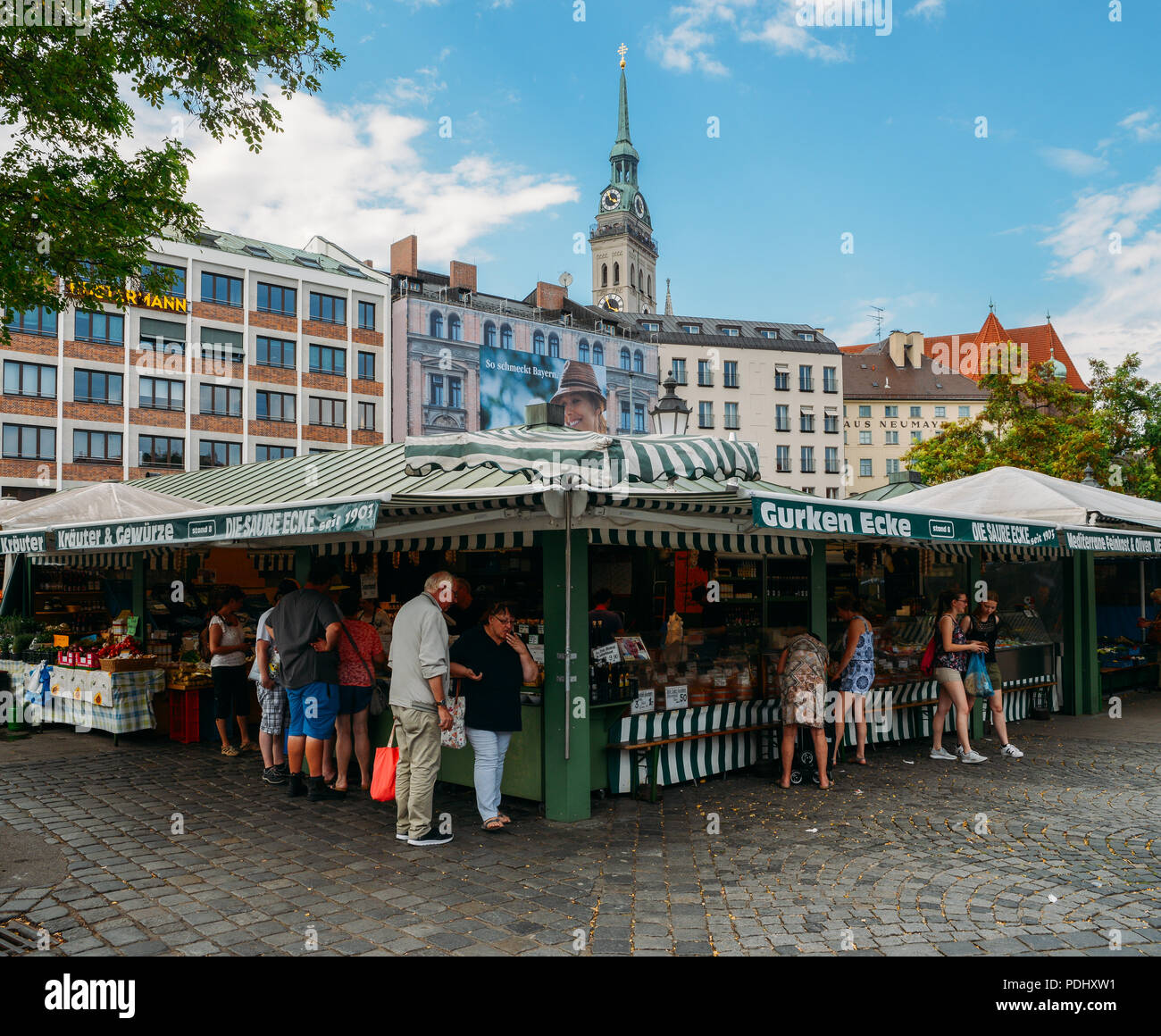 Munich, Allemagne - le 29 juillet 2018 : Avis de Viktualienmarkt, une journée ensoleillée. Il s'agit d'un marché alimentaire quotidienne et une place dans le centre de Munich, près de la Marienplatz Banque D'Images