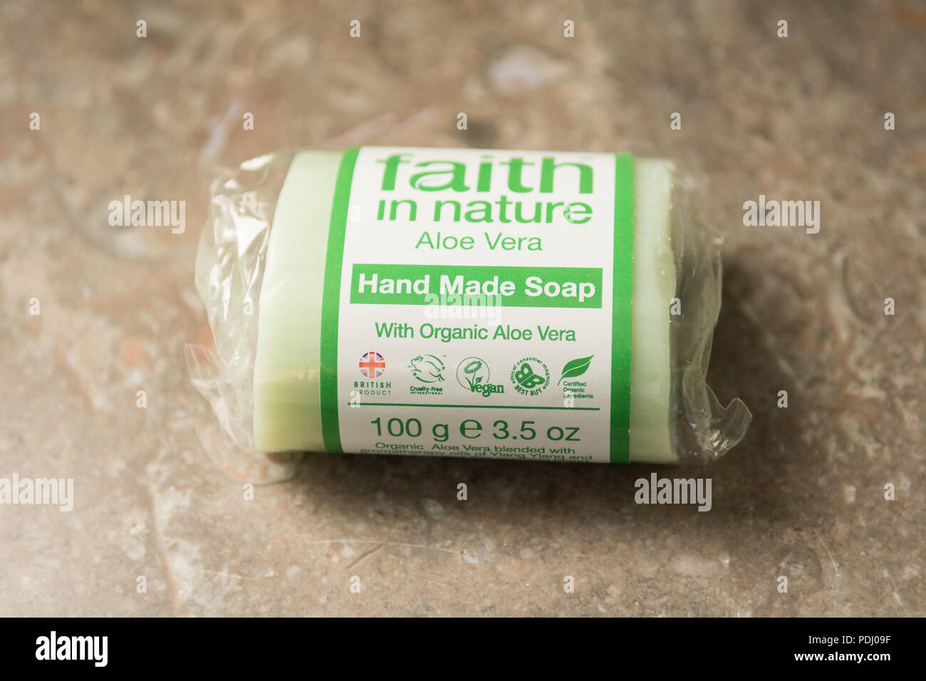 Produits de consommation éthique - La foi dans la nature de l'information d'un savon solide - étiquette de cruauté, symboles biologique, végétalien Banque D'Images