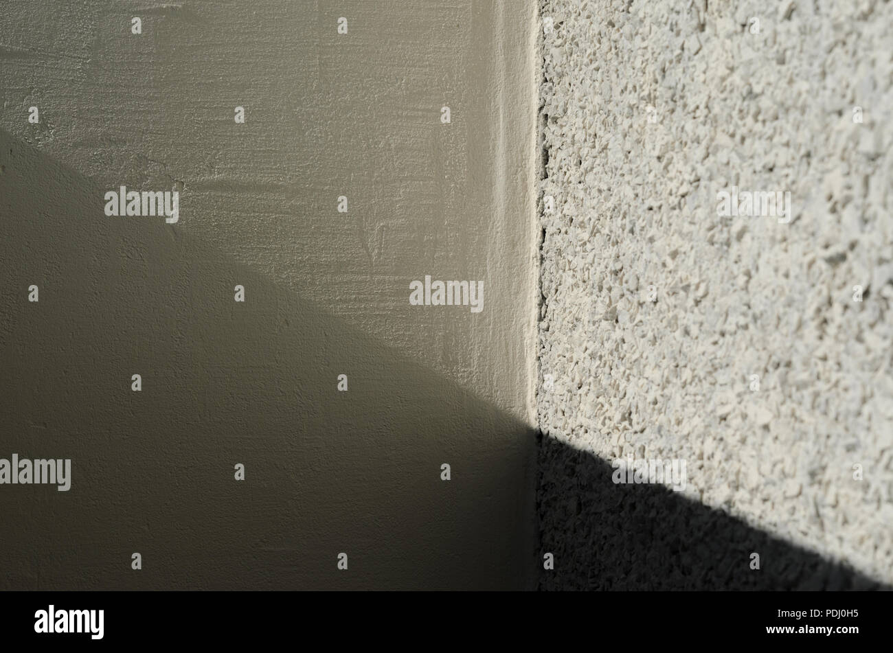 Couture entre différentes textures mur en plâtre Banque D'Images