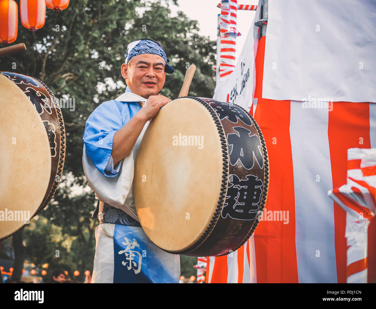 Moscou, Russie - Août 09, 2018 : artiste japonais effectuer à Bon Festival en kimono bleu avec grand tambour etalon sur festival du Japon. Le batteur performanc Banque D'Images