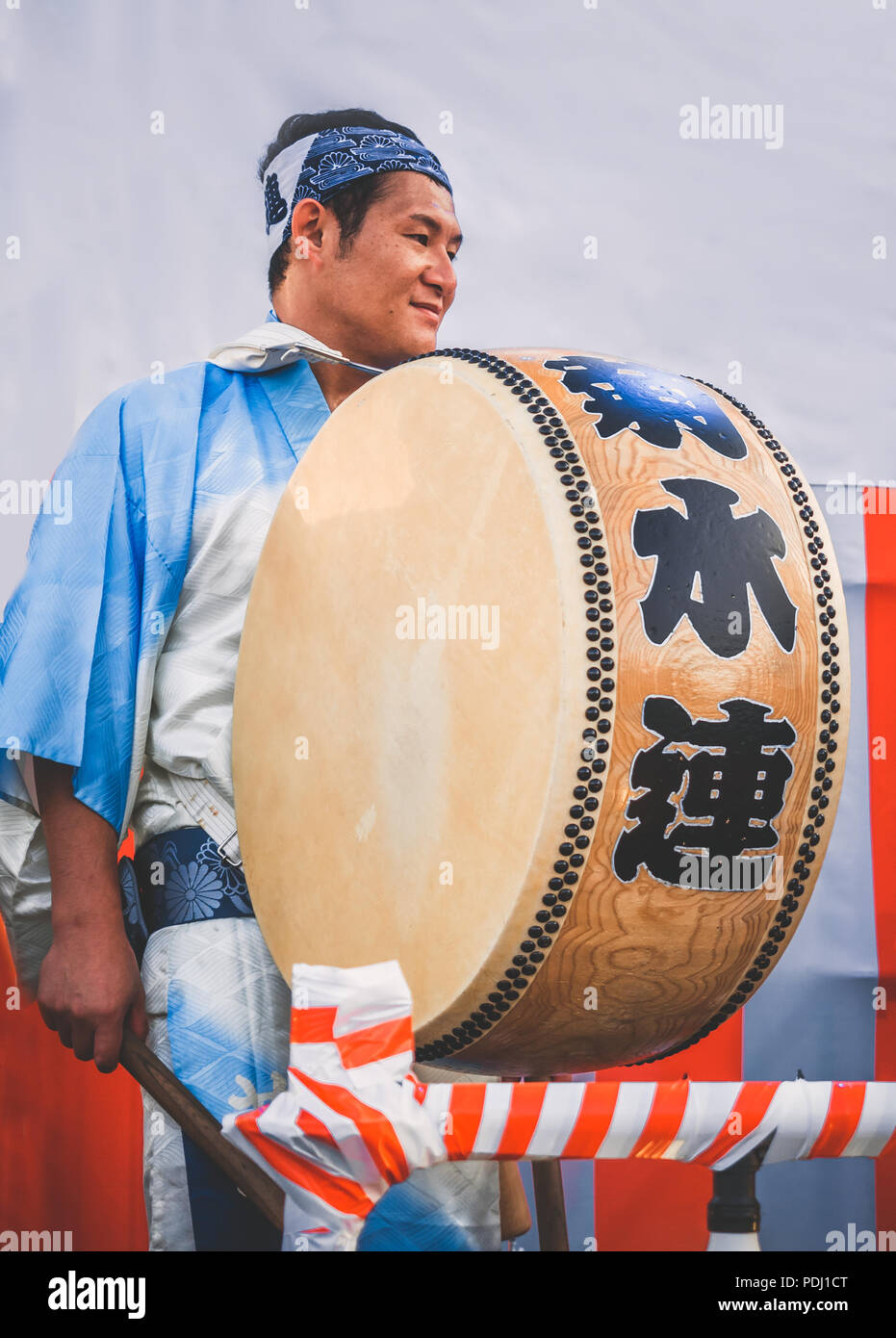 Moscou, Russie - Août 09, 2018 : artiste japonais effectuer à Bon Festival en kimono bleu avec grand tambour etalon sur festival du Japon. Le batteur performanc Banque D'Images