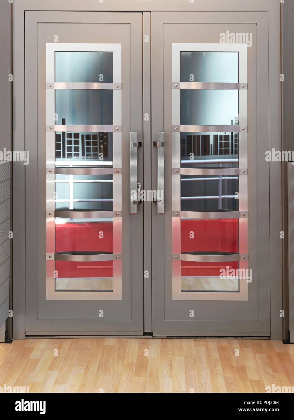 Metal double portes en immeuble de bureaux modernes Banque D'Images